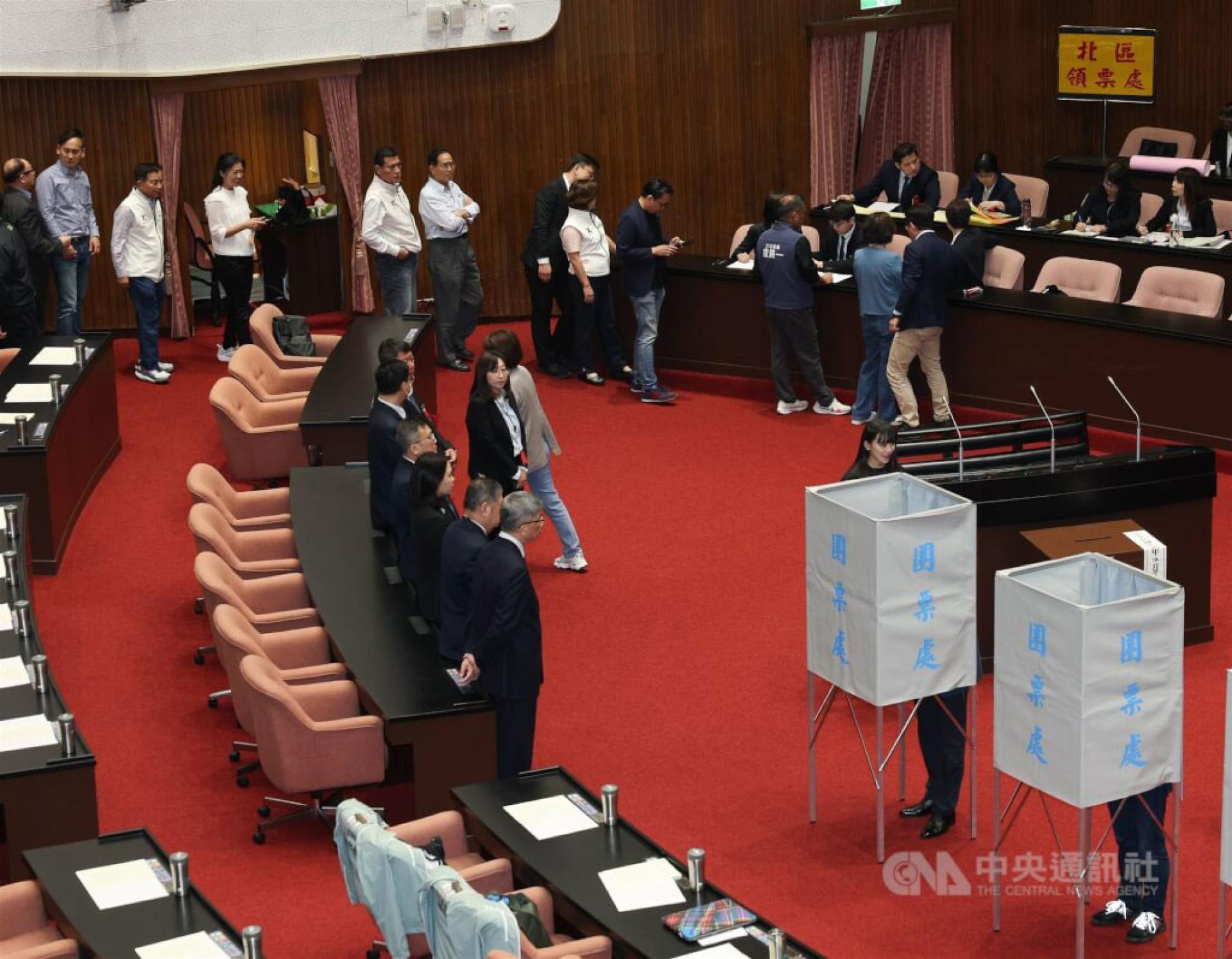 表决结果56票同意、50票反对，未达三分之二同意的门槛，弹劾总统案不通过。