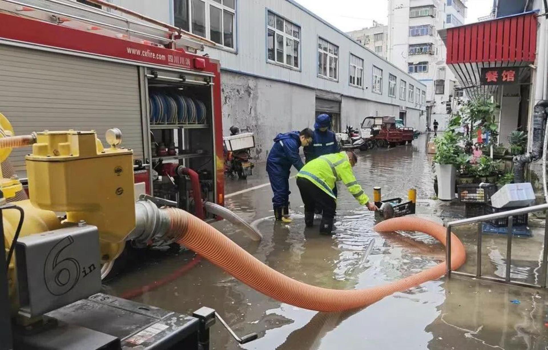 中国湖北省遭遇罕见强降雨，当地多部门合力抢险救援。
