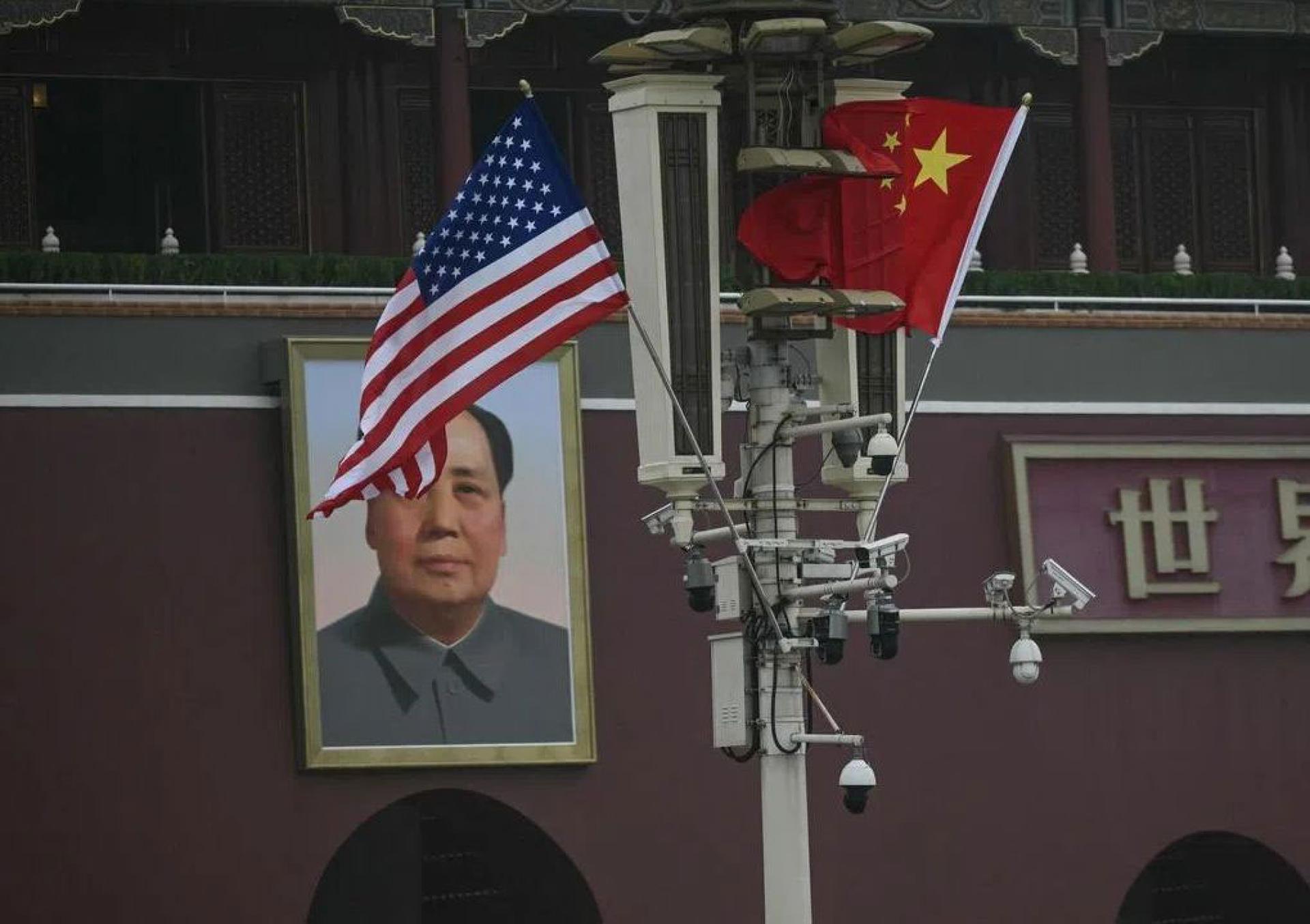 图为美国总统特朗普上周访华期间，北京天安门广场上的灯柱挂着中美国旗。