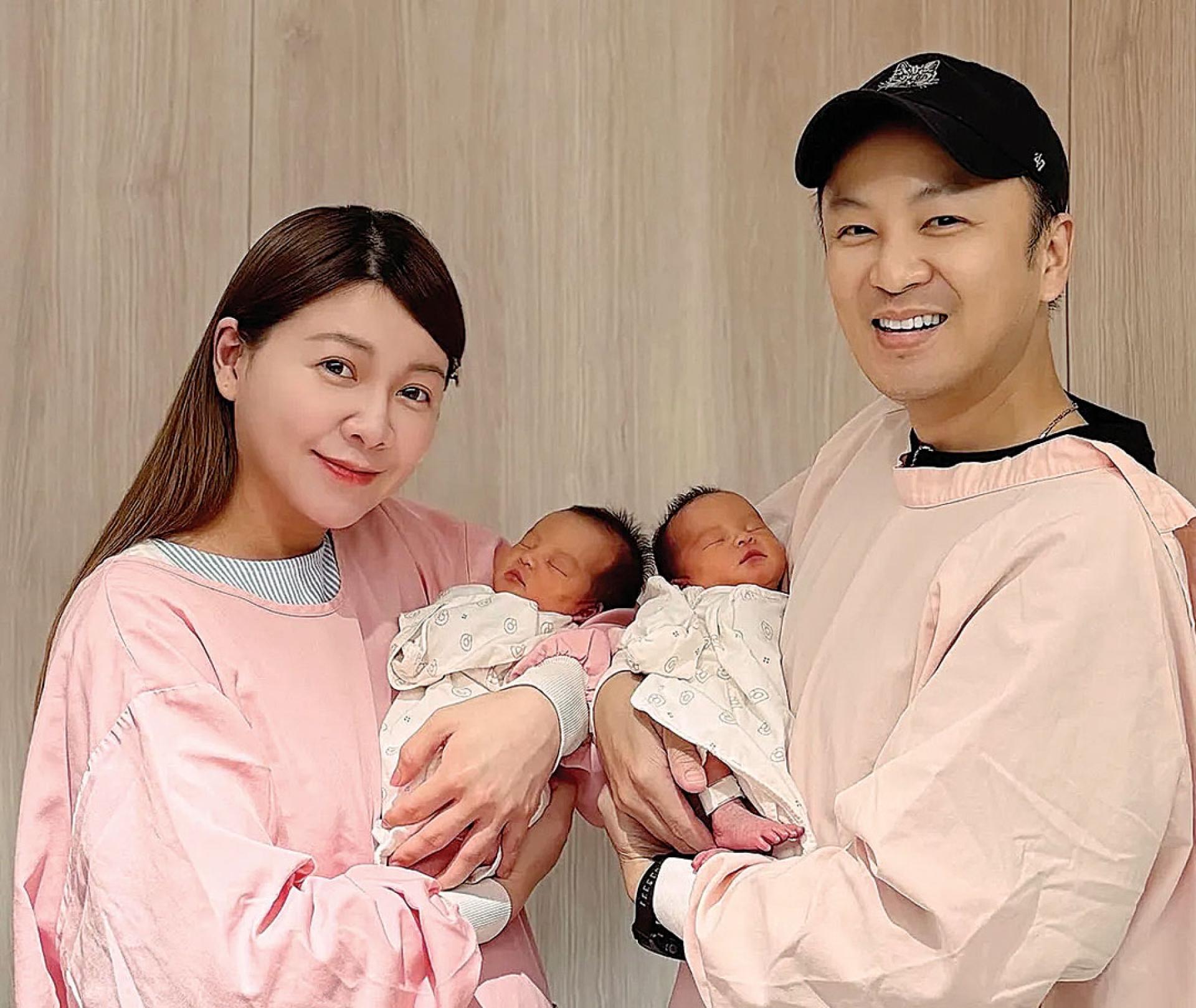 张书伟和老婆谢京颖开心迎来一对双胞胎女儿。