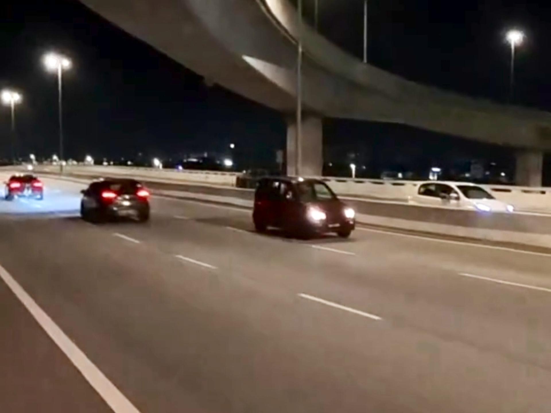 老妇逆向行驶，一路有骑士和轿车“左右护航”和示警。
