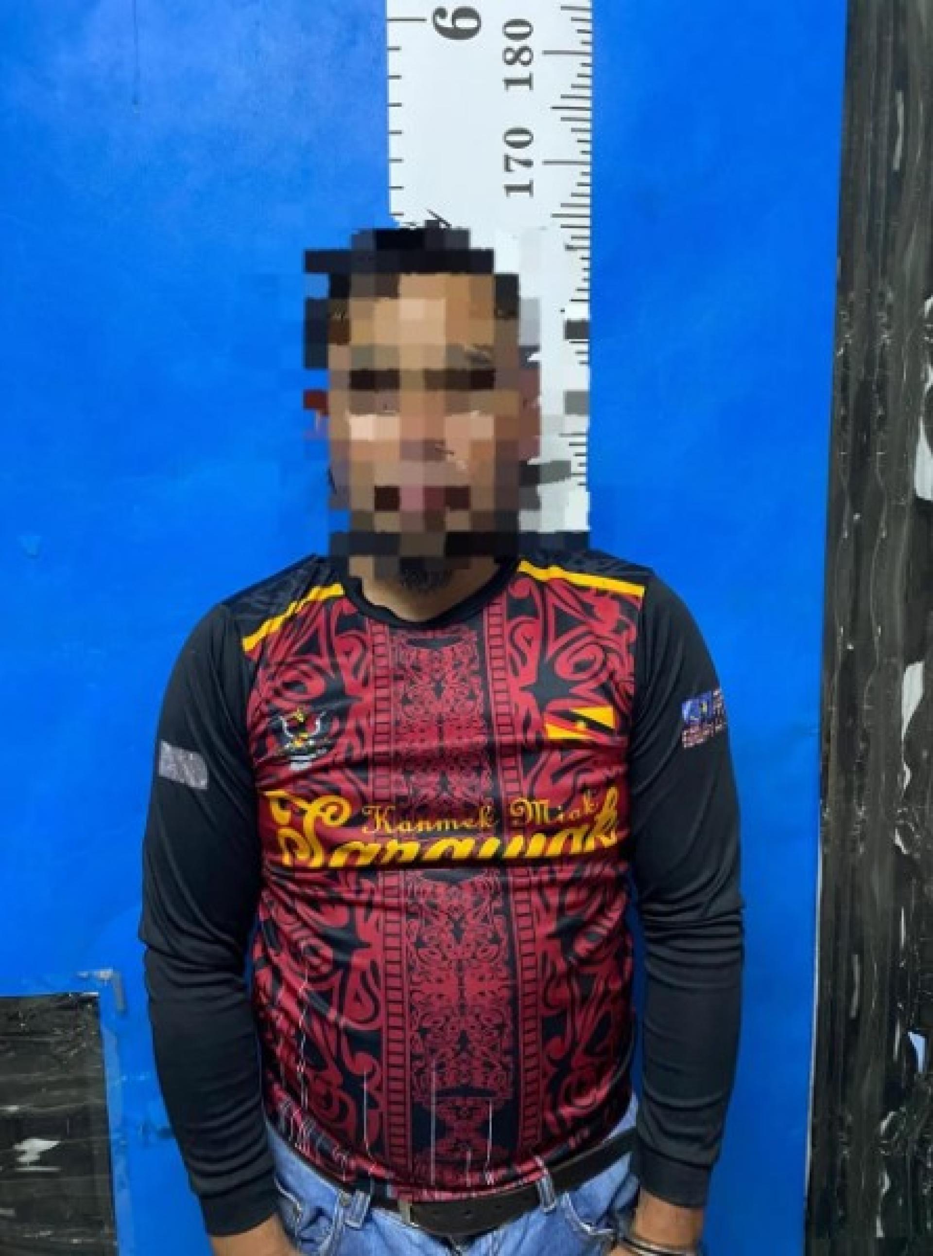 嫌犯在砂拉卓警区总部于甲望展开的“过滤行动”中被捕，涉嫌从事毒品贩卖活动。