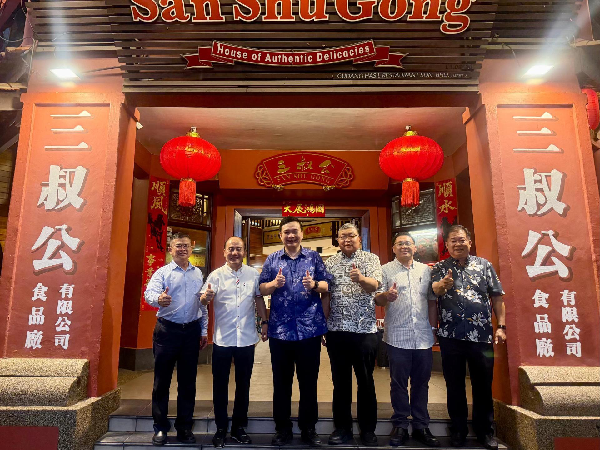 （从左起）美里中华总商会名誉主席李开运、G.L. Media Sdn. Bhd.主席李传财、赵俊文议员、美里中华总商会第一副主席卢耀喜、马六甲鸡场街文化坊工委会主席拿督威拉颜天禄，以及美里中华总商会第二副主席林启钦。