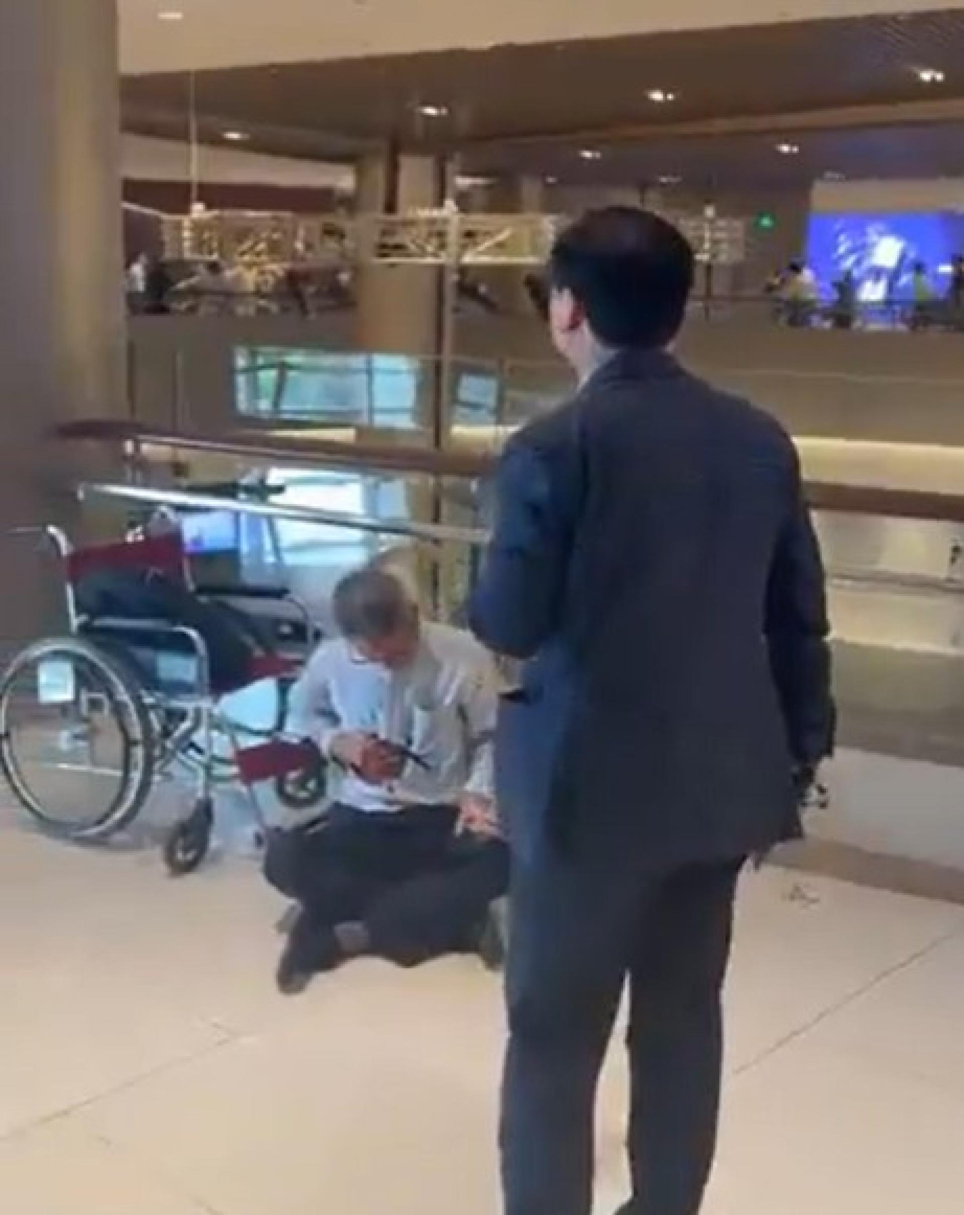 有网友拍到事发后的视频。视频中有一名男性伤者胸口受伤，坐在地上。