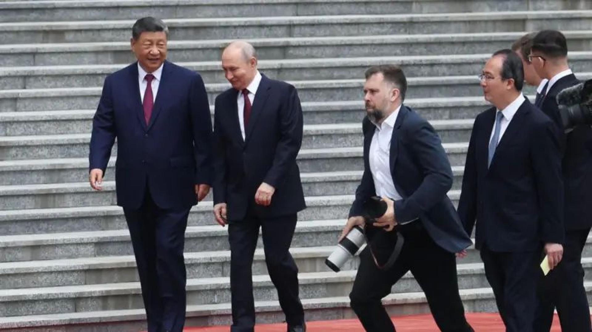 普京（左2）与习近平（左1）有说有笑。