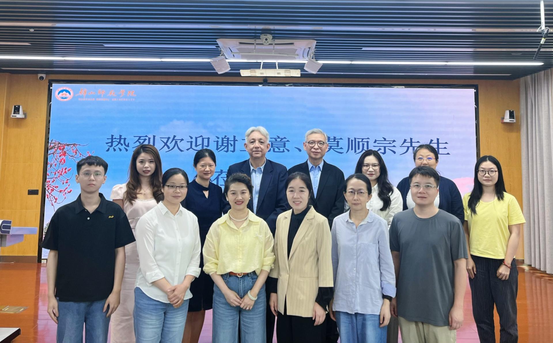 主讲嘉宾与活动主办单位代表、出席者合影。后排左3起为谢立意及莫顺宗。