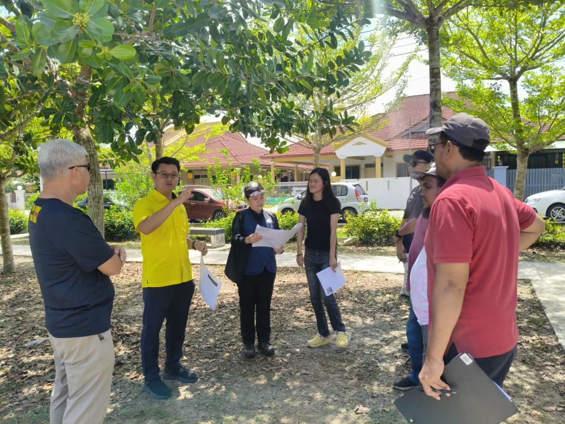 砂人联党卑尔骚支部青年团团长兼市议员刘奕杰（左2）与一行人了解联山花园休闲公园设施改善工程。