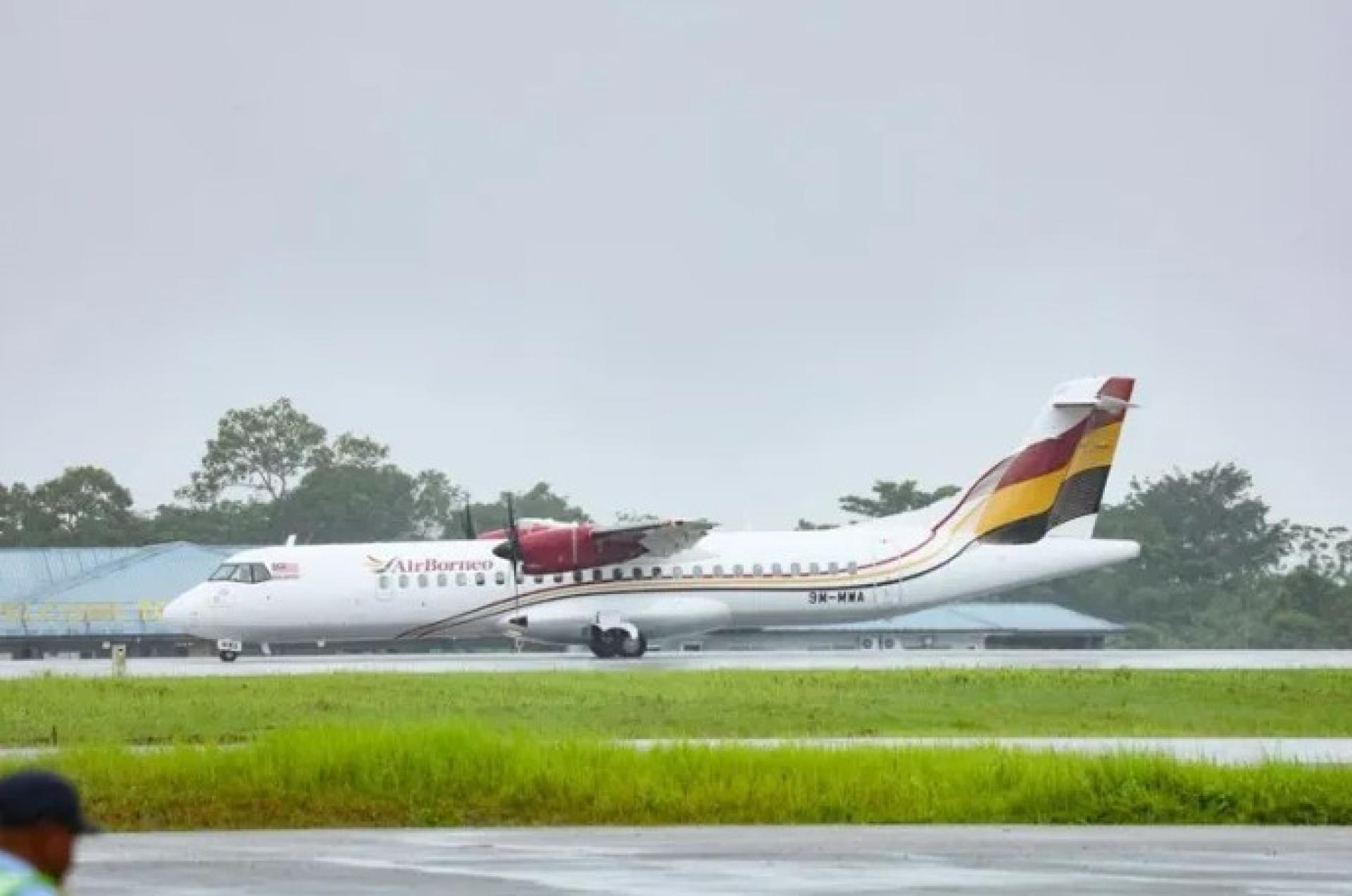 古晋国际机场跑道上的AirBorneo客机资料图。