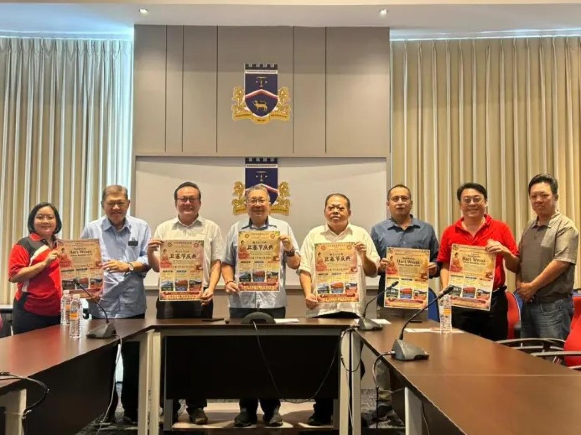 黄鸿圣（左4）与市议员们于2026年5月21日在南市市政厅总部出席卫塞节派米活动记者会。