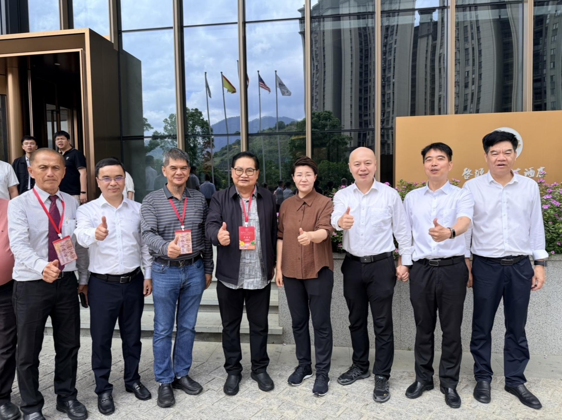 左起世福常务副会长拿督余志豪，闽清县统战部部长叶国勋，副会长拿督翁新渂，常务副会长拿督吴标生，闽清县书记赵春荣、陈禹县长，福州市侨联主席林高星以及闽清县人大主任刘久兴。