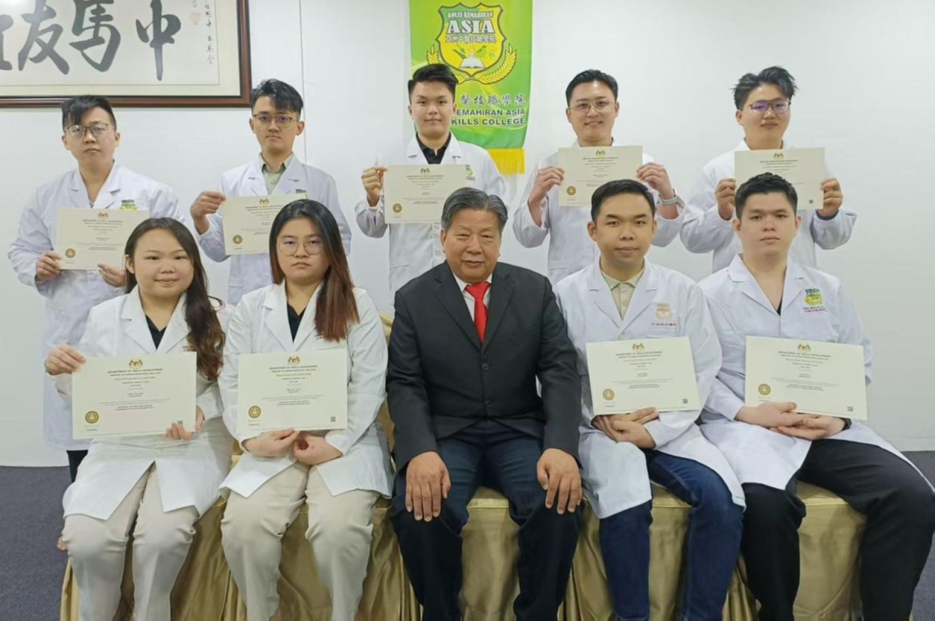 砂医总会长江宗兴（前排中）与会员以推动中医文化来庆世界文化节。