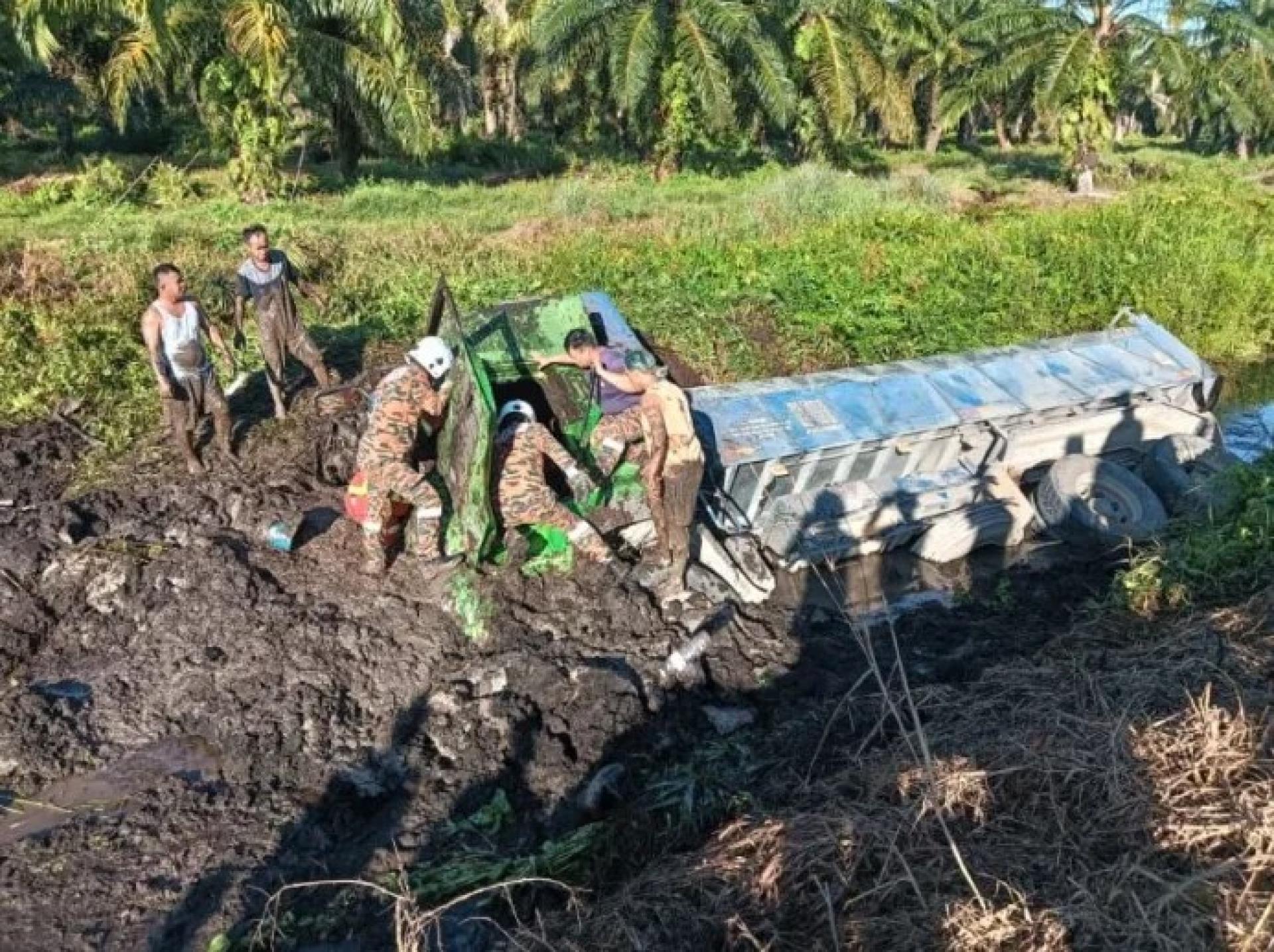 诗巫遥罗里翻覆事故导致27岁司机遭泥浆活埋身亡。