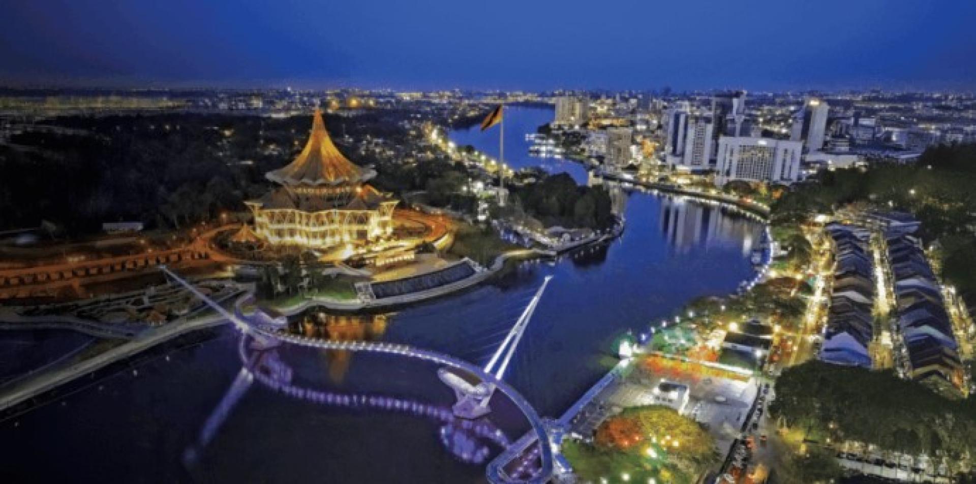 夜晚的古晋河滨景观鸟瞰图。图片来源：砂拉越旅游局（STB）