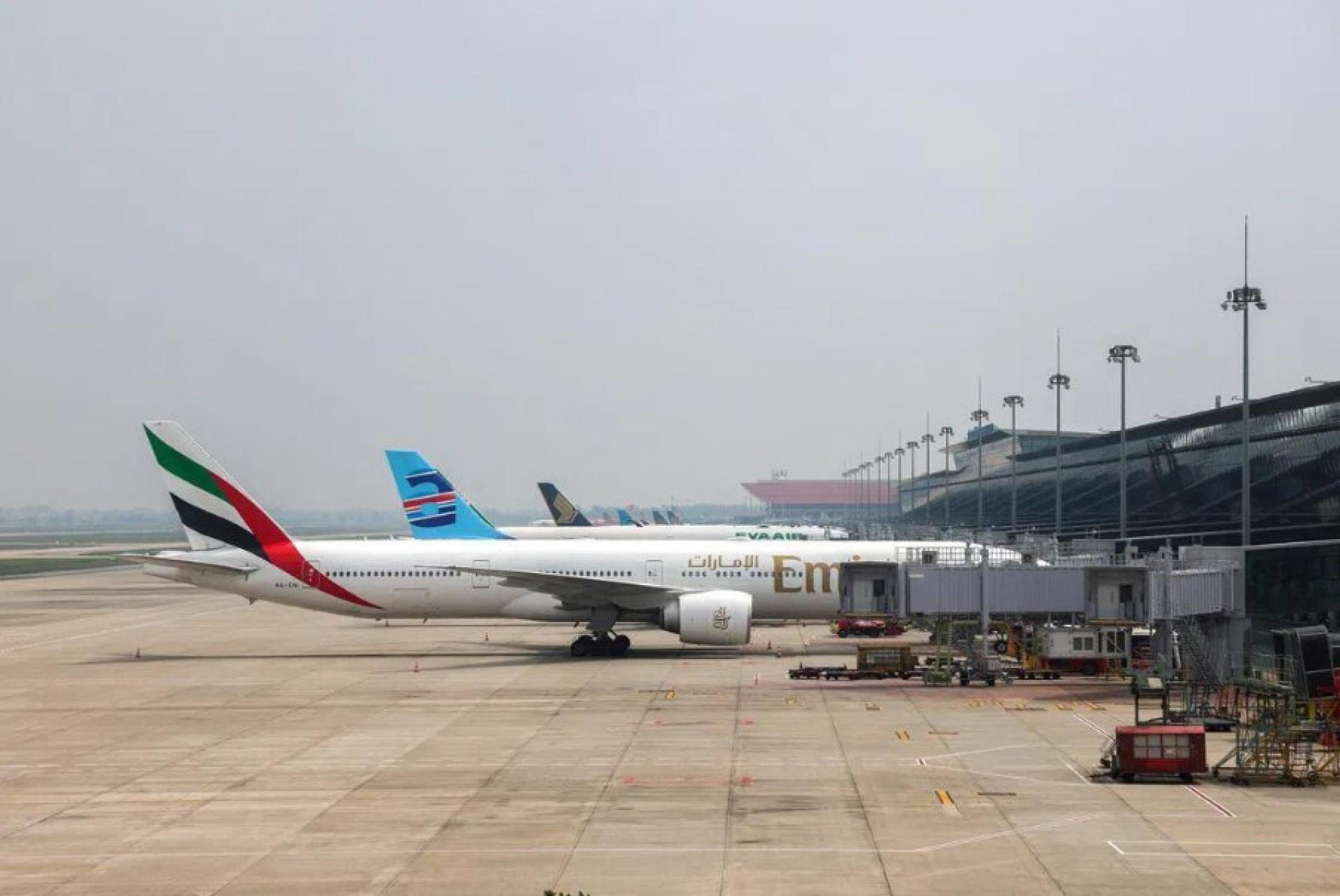 泰国恢复出口航空燃油，有助于减缓越南航空燃油短缺的压力。图为今年3月，中东战争爆发导致地区空域关闭后，越南河内内排国际机场停满了飞机。 （档案照片）