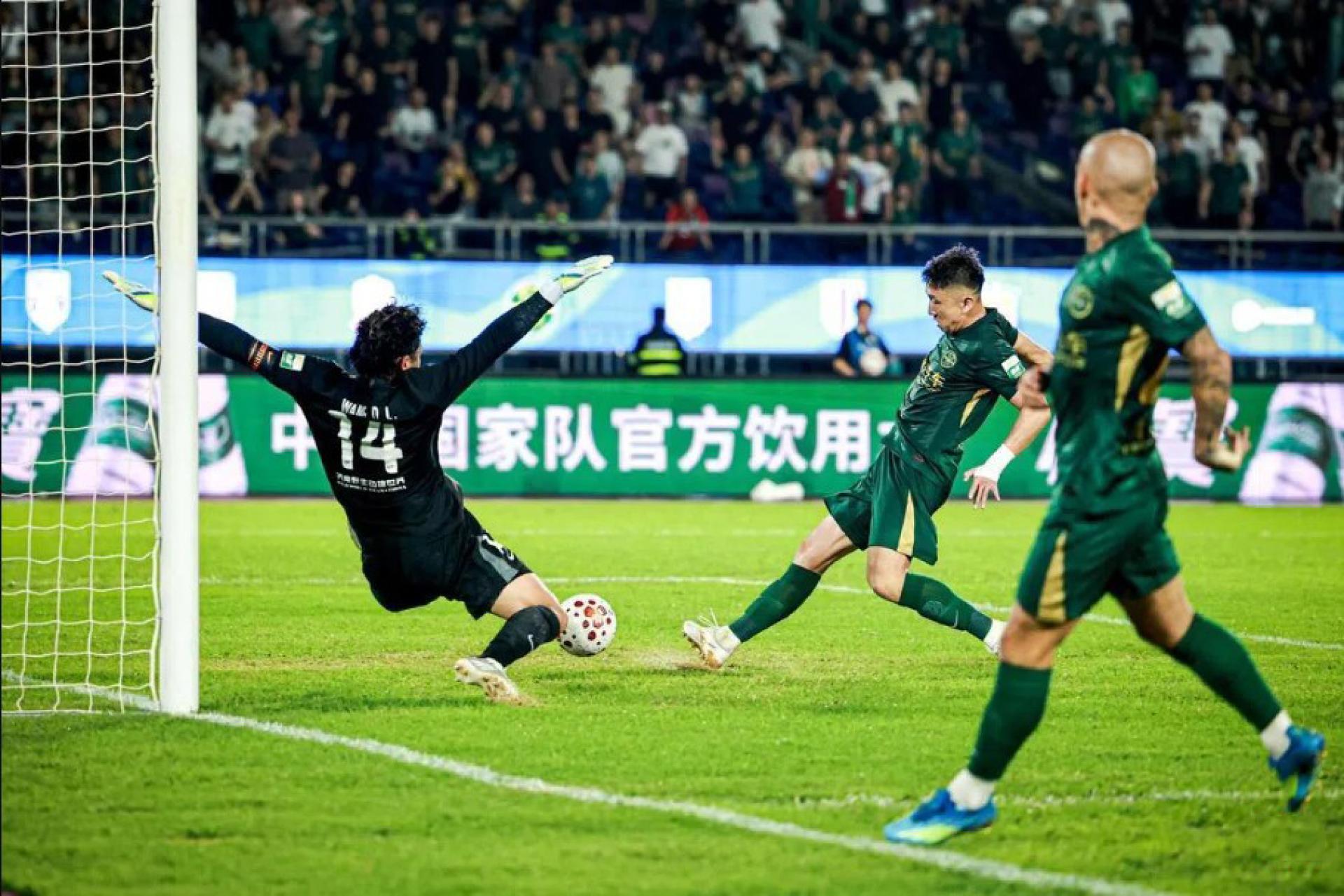 5月20日，在中国足球超级联赛第13轮比赛中，浙江俱乐部绿城队主场4比1战胜山东泰山队。