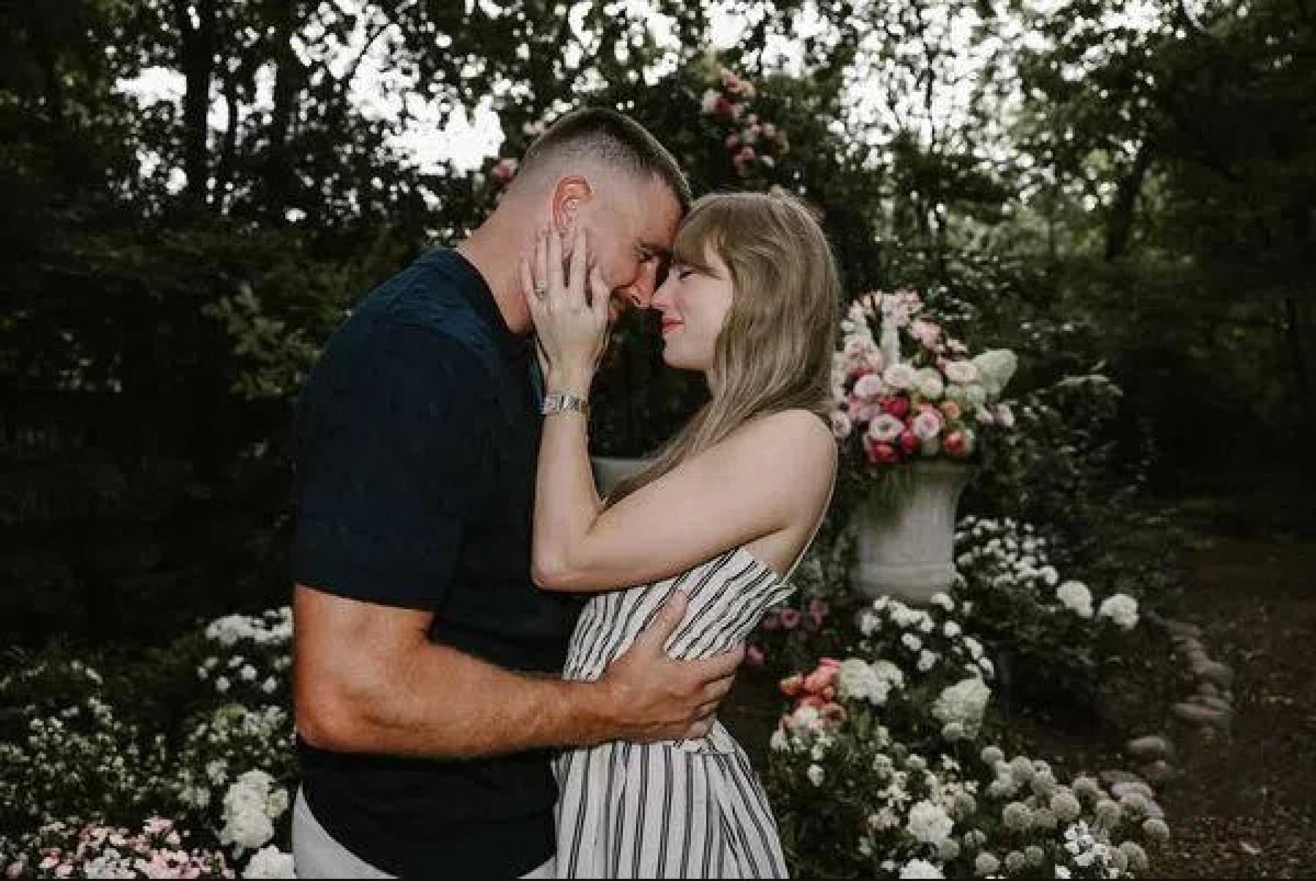 Taylor Swift（泰勒丝，右）与美式足球赛的球星未婚夫Travis Kelce（特拉维斯凯尔西）已宣布订婚，有消息称两人将在2026年夏天举办婚礼。