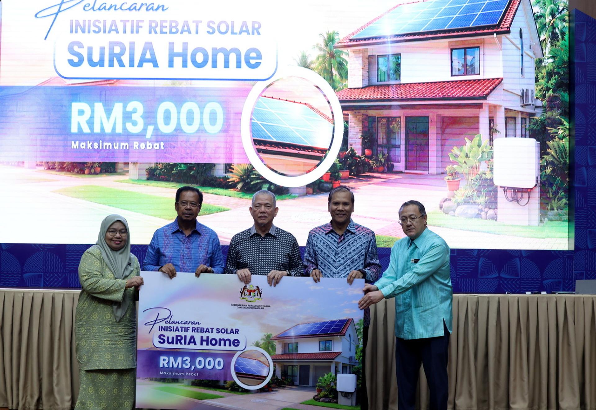 法迪拉（中）出席“可持续太阳能回扣与援助奖励计划（SuRIA Home）”推介礼，与会者包括能源转型与水务转型部副部长阿都拉曼（左2）及秘书长末再迪（右2）。