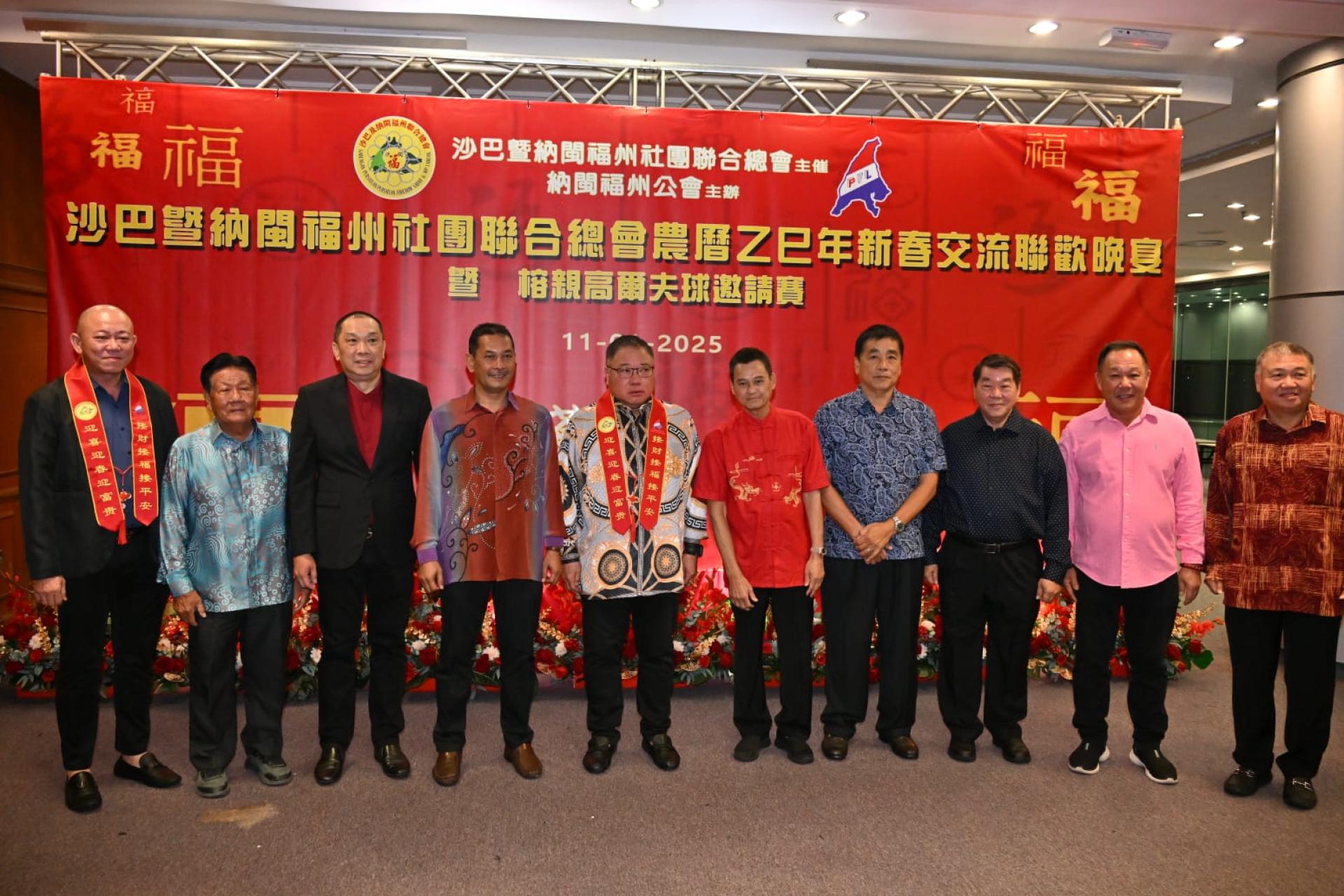 在抵达纳闽金融广场时，各地福州领导与大马旅游、艺术、文化部长拿督斯里张庆信合影