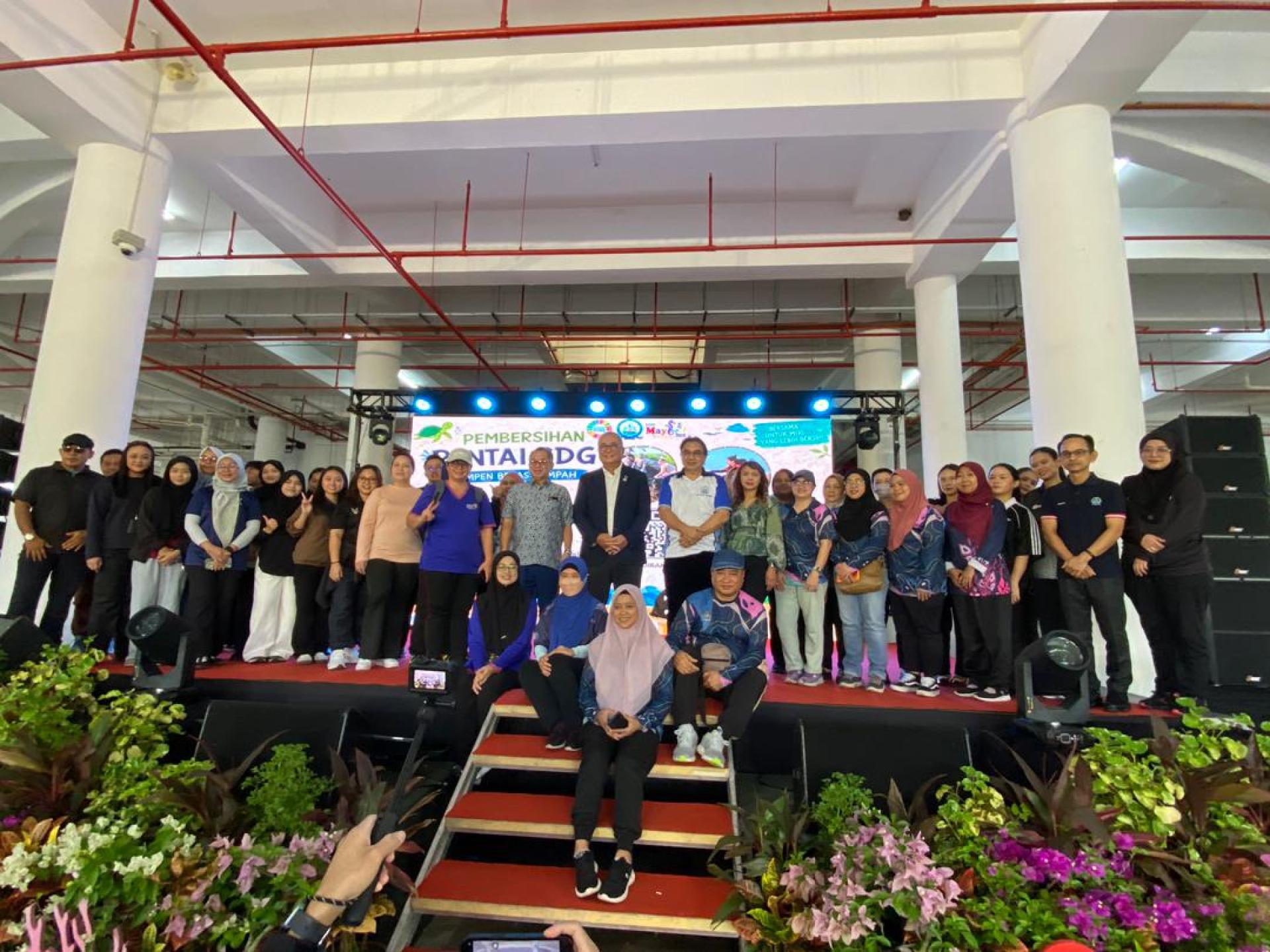 可持续发展目标（SDG）海滩清洁运动参与者于活动开始前合影。