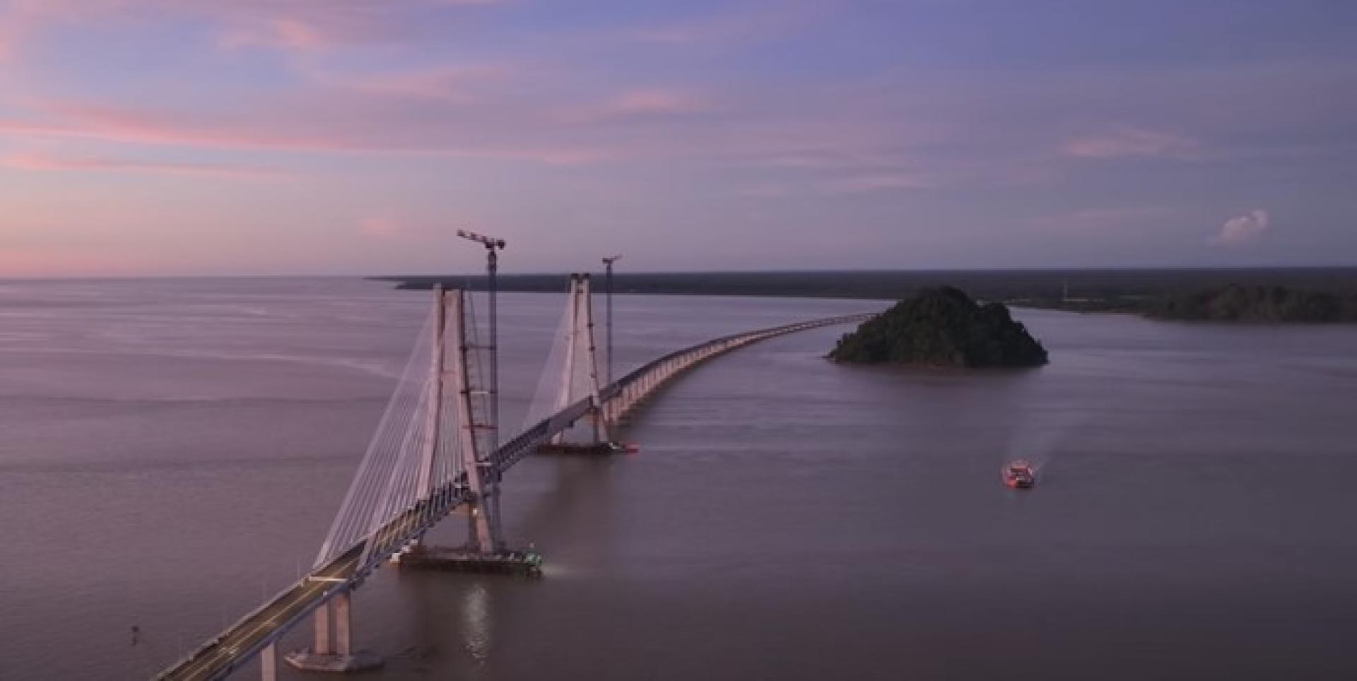 巴当鲁巴1号大桥主跨达598.8米斜拉桥结构，航道净空宽250米、高26米。