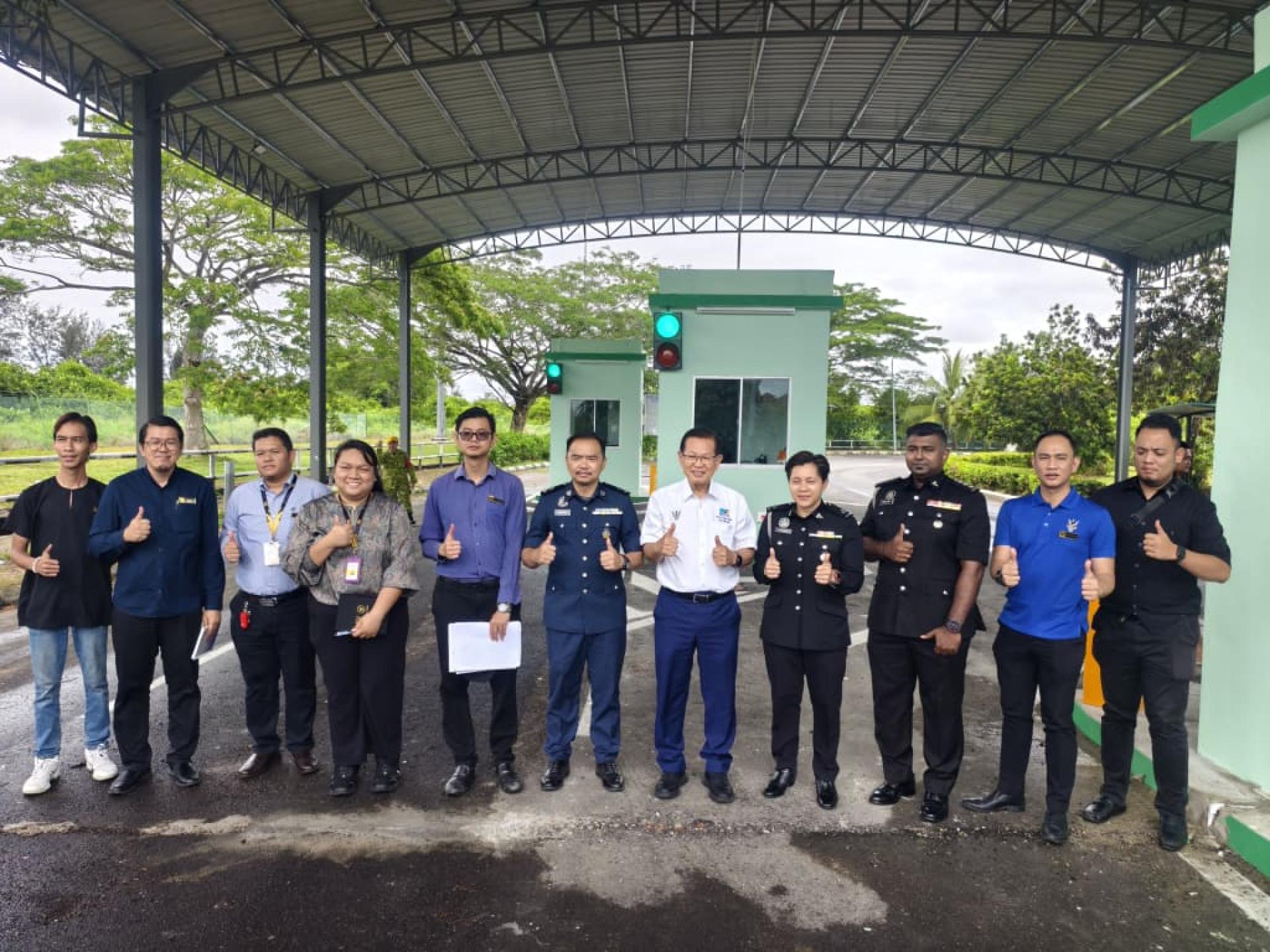 砂交通部长兼史纳汀区州议员拿督斯里李景胜（左7）巡视双溪都九关卡提升工程，并了解通关分流运作情况，与众人合影。