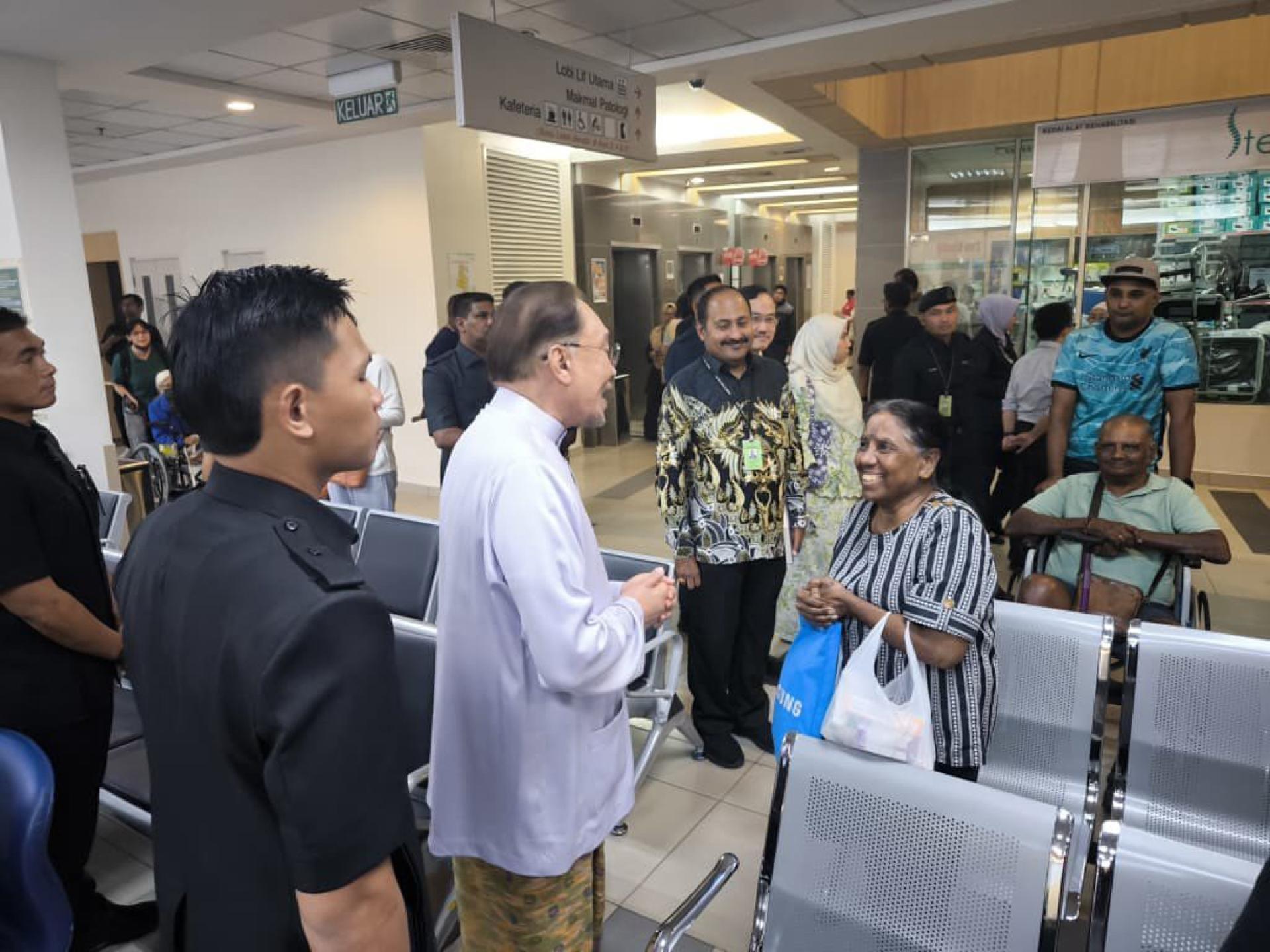 首相拿督斯里安华抽空视察吉隆坡中央医院的运作，并慰问在该医院接受治疗的病患及民众。