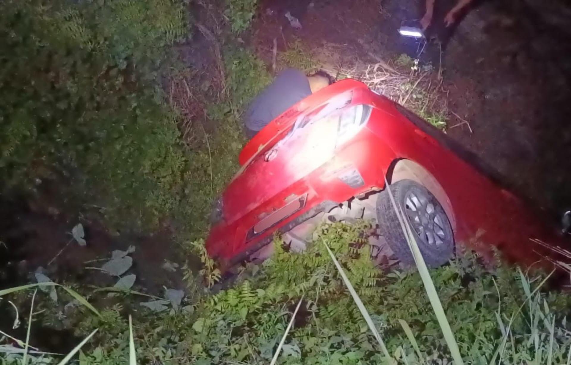涉事轿车失控坠入沟渠，导致22岁女司机当场身亡。