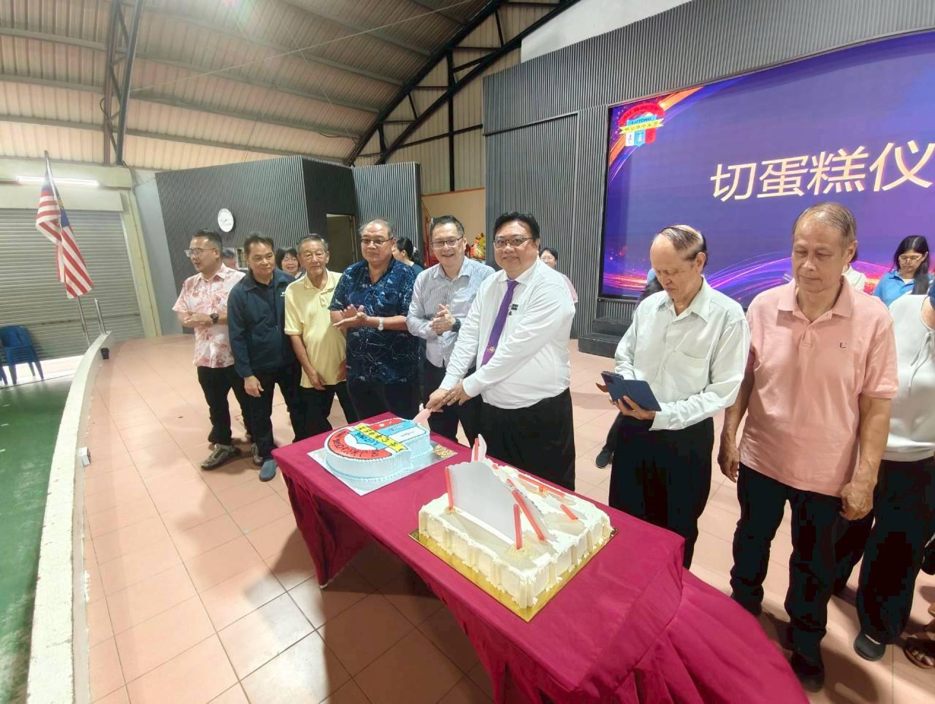 赖昭恬校长（右3）在惜别会上，进行切蛋糕。