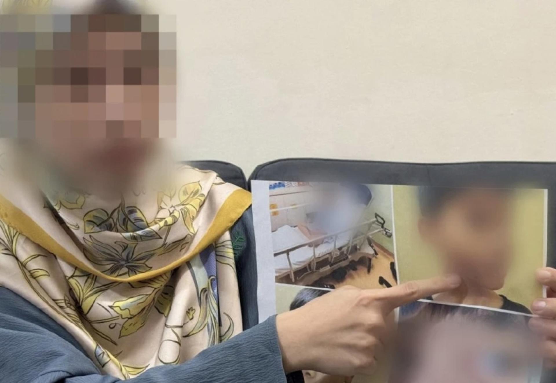 花汀展示儿子被霸凌后的伤势（图:取自《大都会日报》网）