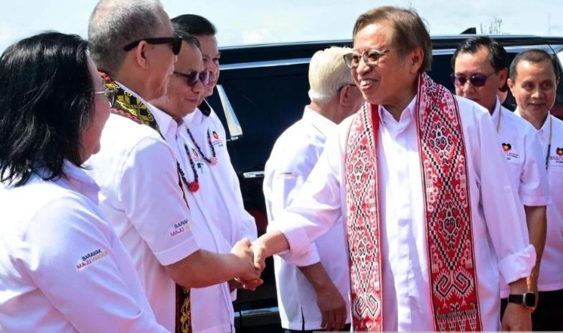 Premier Datuk Patinggi Tan Sri Abang Johari Tun Openg (right) arriving at the launching ceremony of Sarawak Ku Sayang Bintulu.