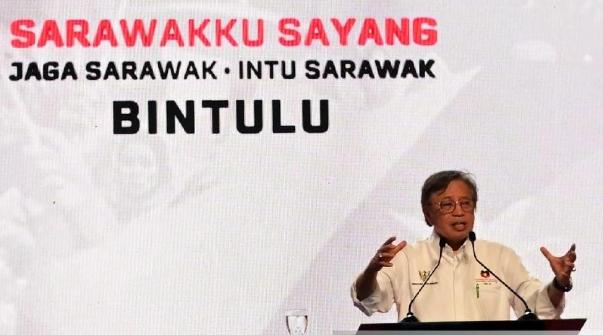 Premier Datuk Patinggi Tan Sri Abang Johari Tun Openg (right) arriving at the launching ceremony of Sarawak Ku Sayang Bintulu.