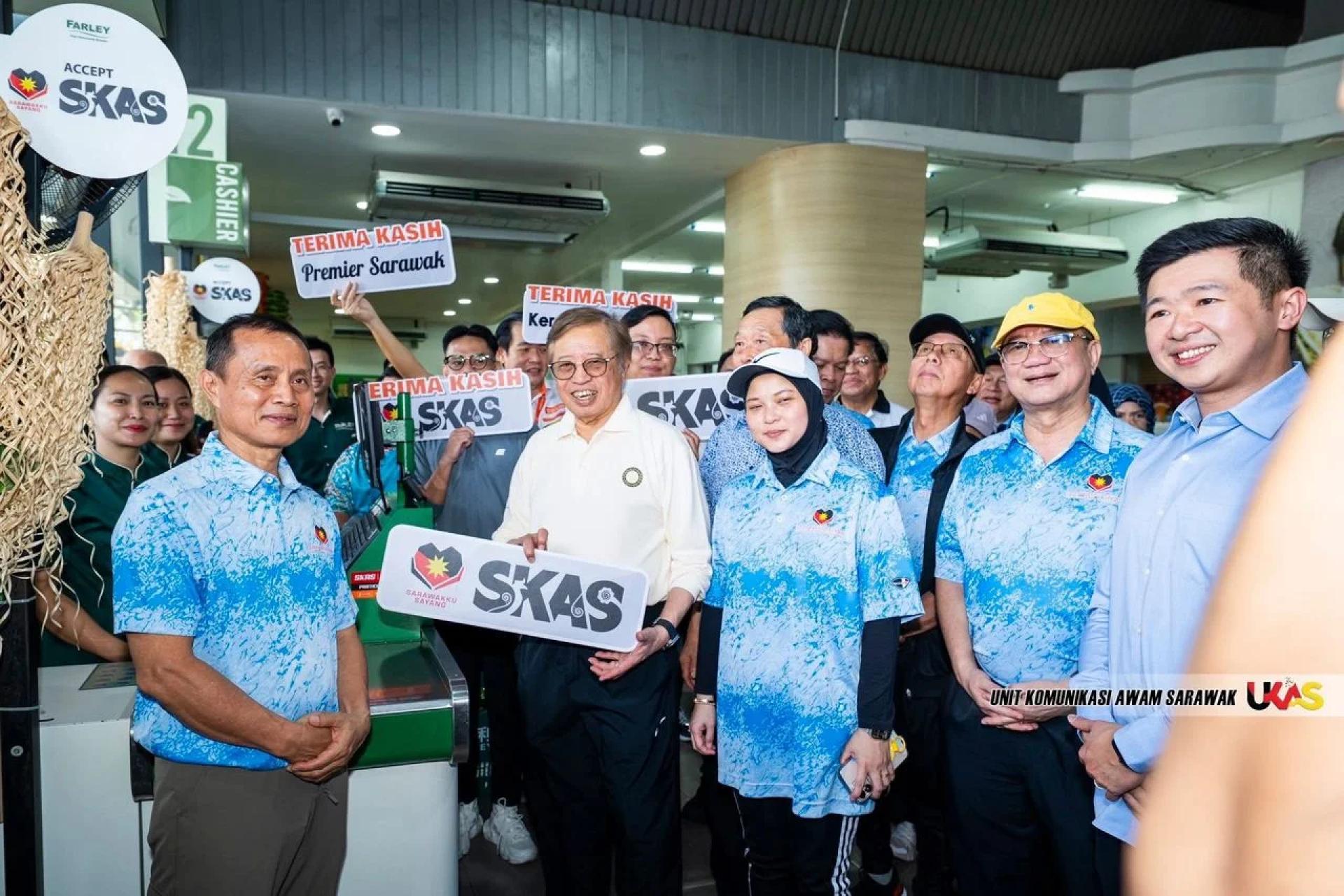 Abang Johari (front row, second left) takes a group photo at Farley Food Court, Bintulu.