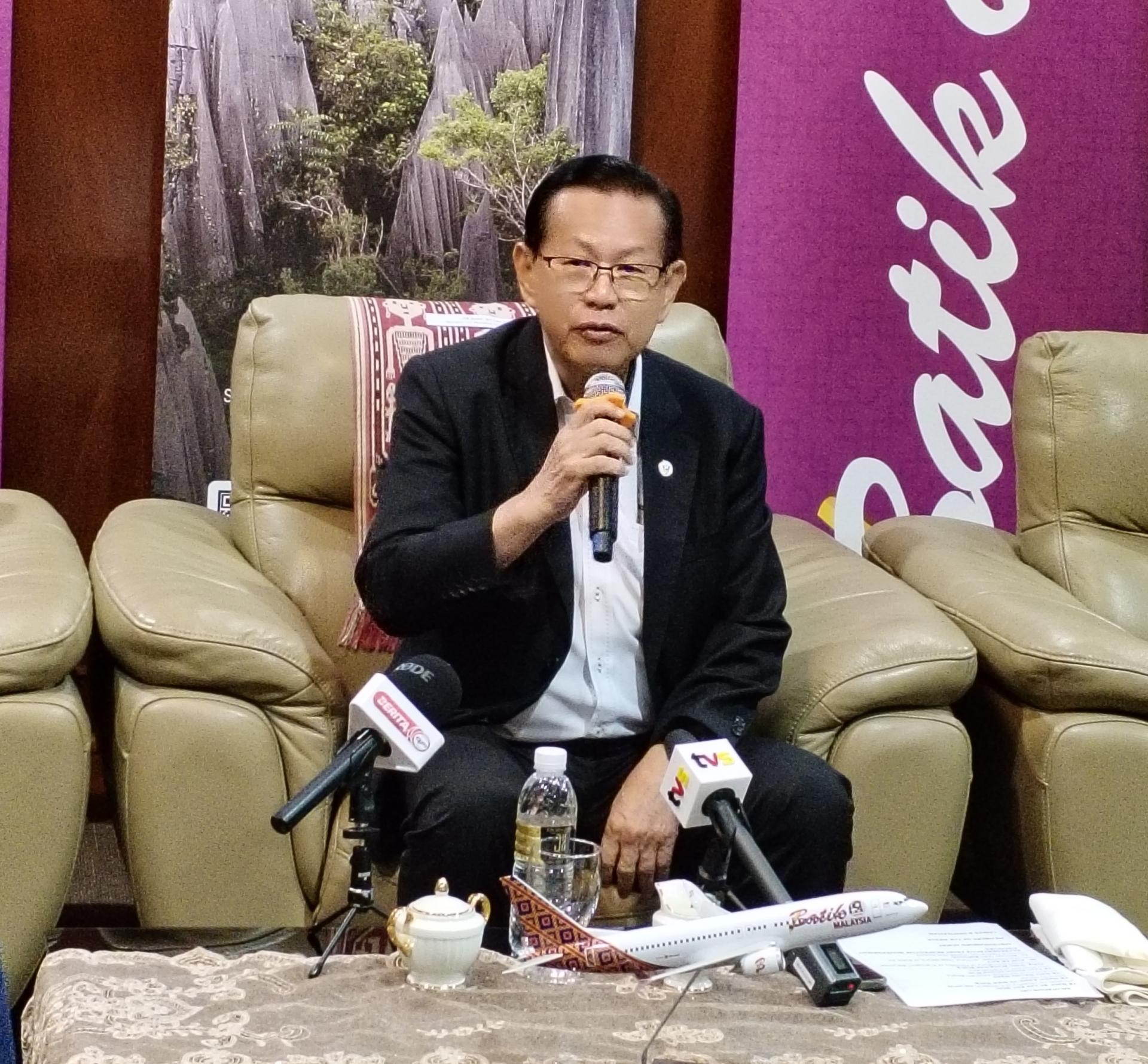 砂交通部长李景胜主持新闻发布会。