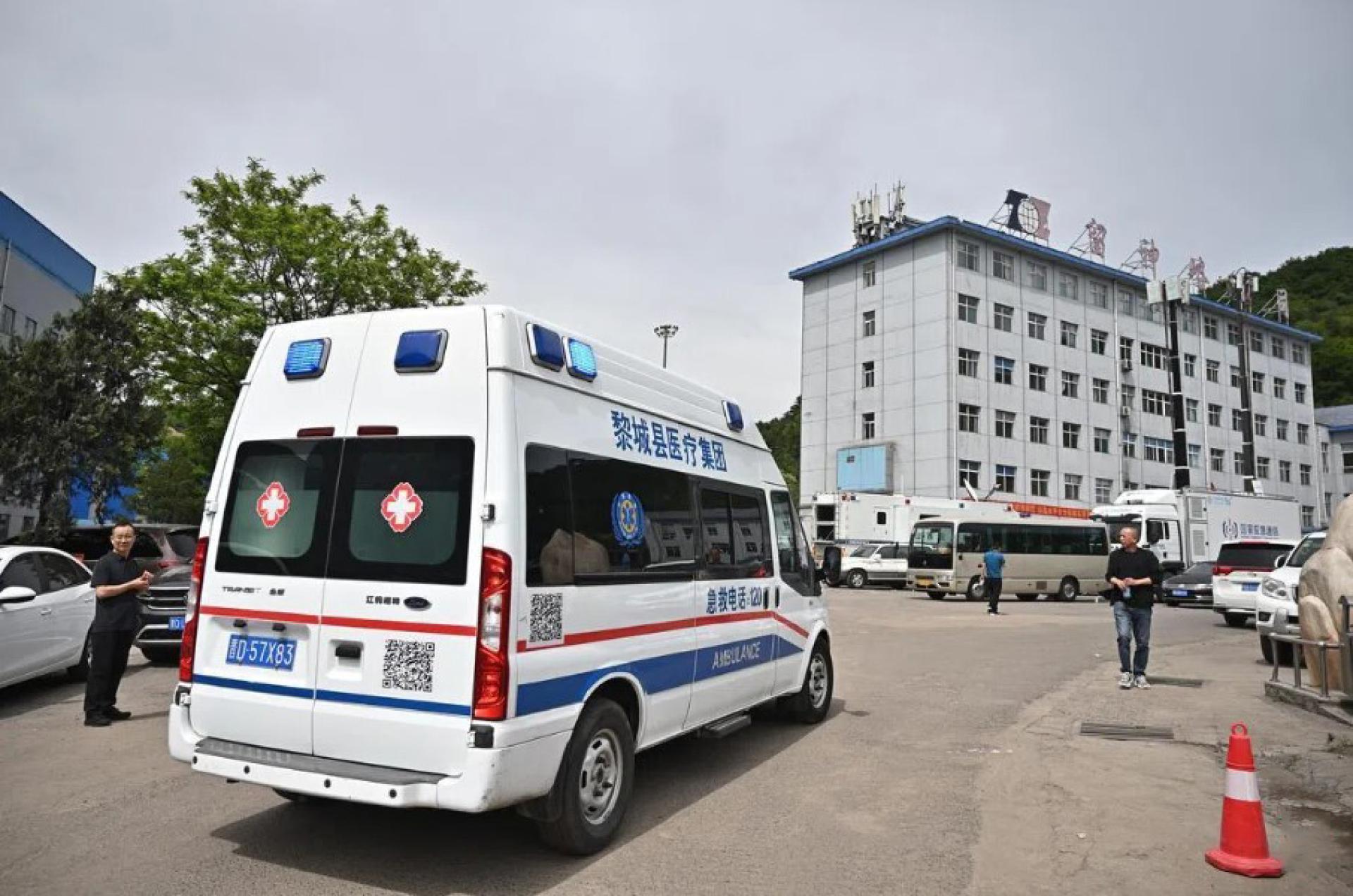 大批医疗、抢险救援车辆5月23日在通洲集团留神峪煤矿集结，抢救瓦斯爆炸事故伤员。
