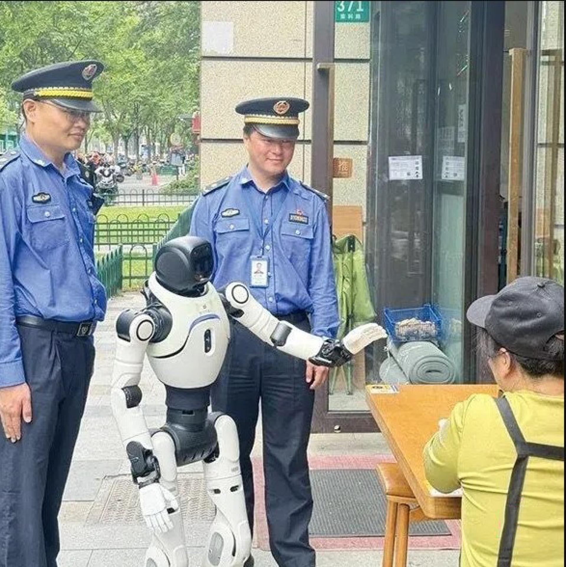 上周三（5月20日），在上海市浦东新区张江人工智能创新小镇（张江AI小镇），执法人员与人形机器人开展城管执法行动。