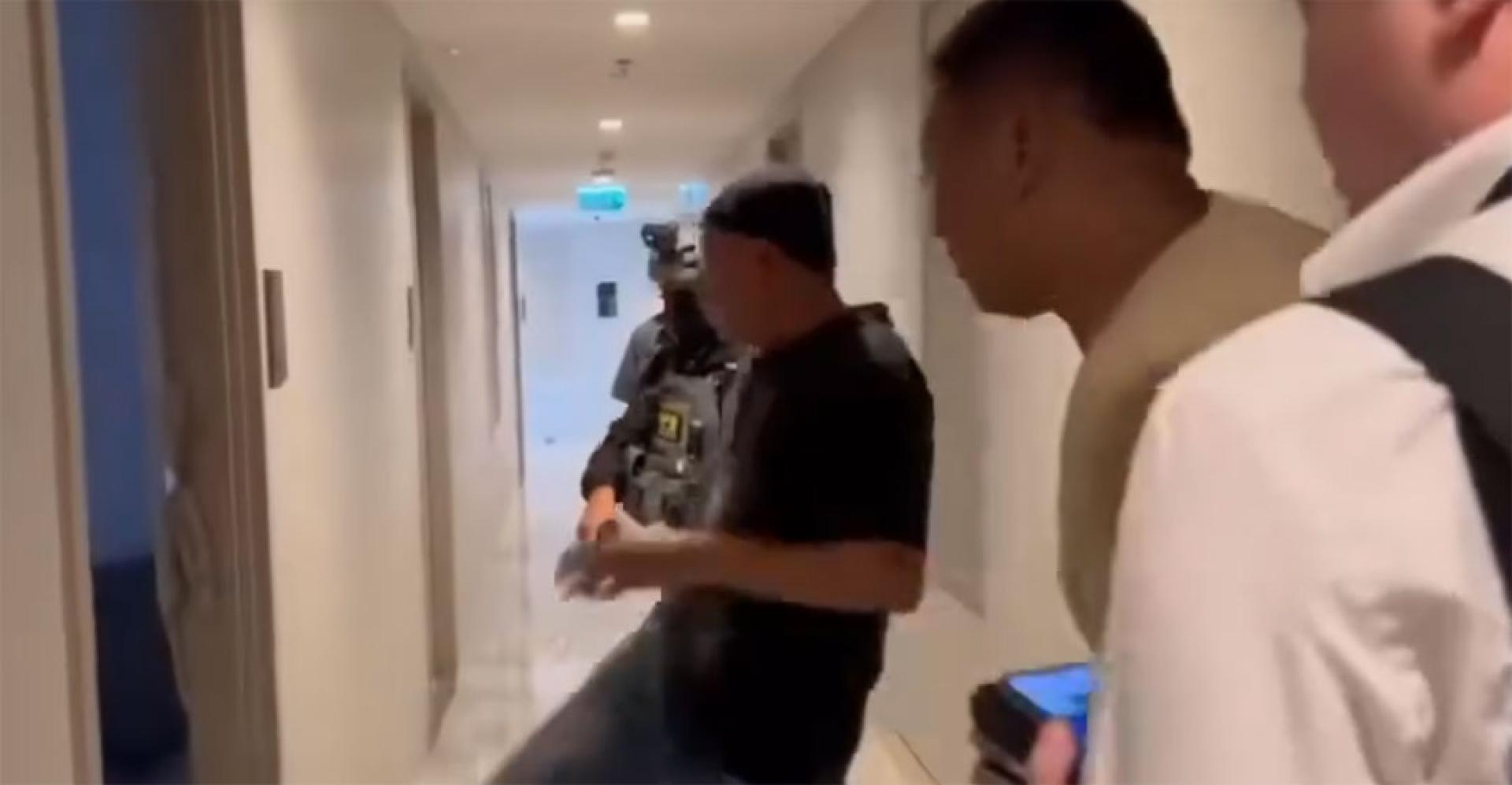 泰警方破门而入。