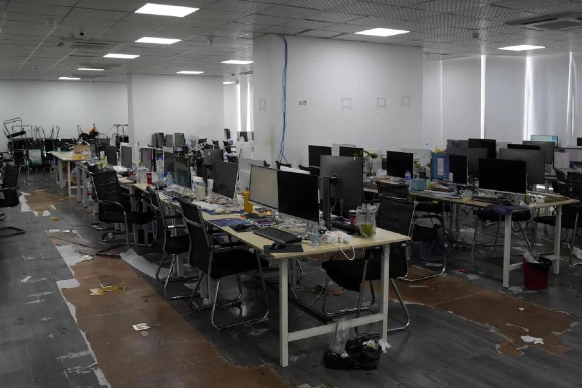 柬埔寨去年7月开始加大打击电信诈骗犯罪活动的力度，在全国各地展开雷厉扫荡行动。图为今年3月中旬，当局在首都金边捣毁一个诈骗窝点。 （档案照片）