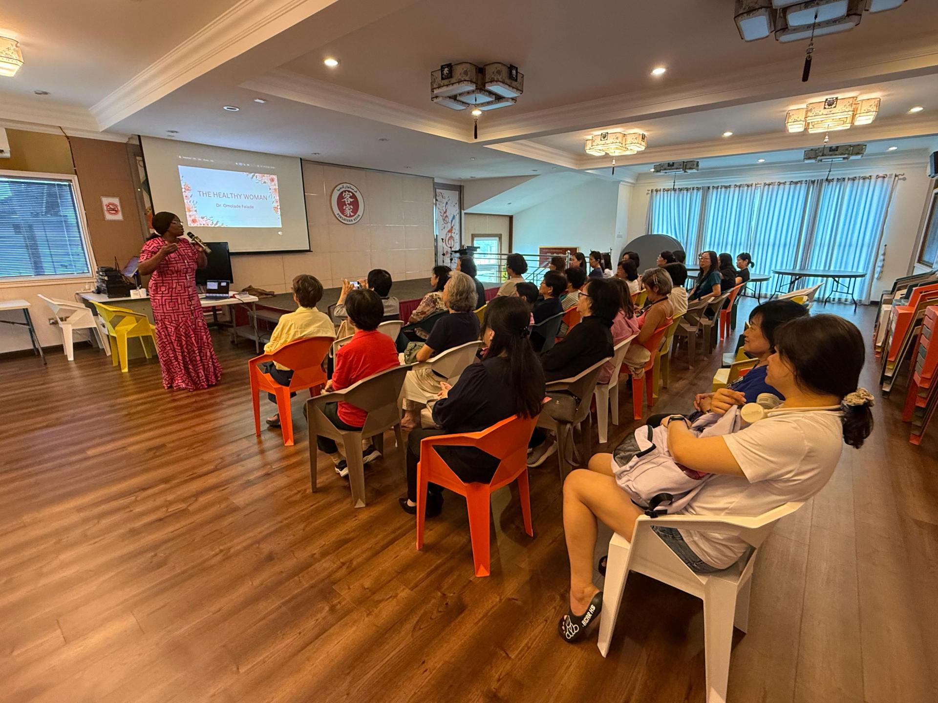 Dr. Omolade 医生主持讲座会