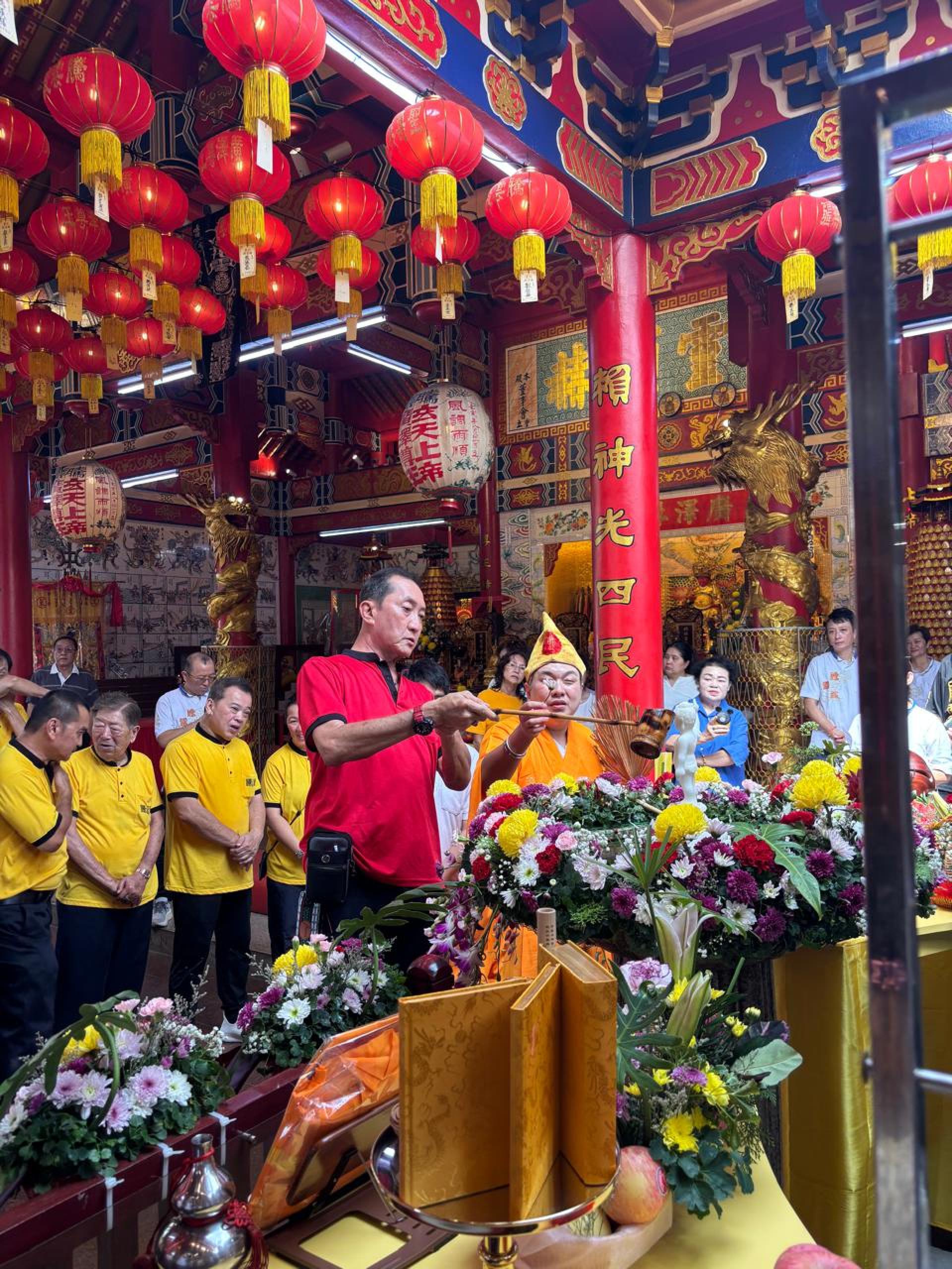 汶莱腾云殿副董事长程永年进行浴佛祈福仪式