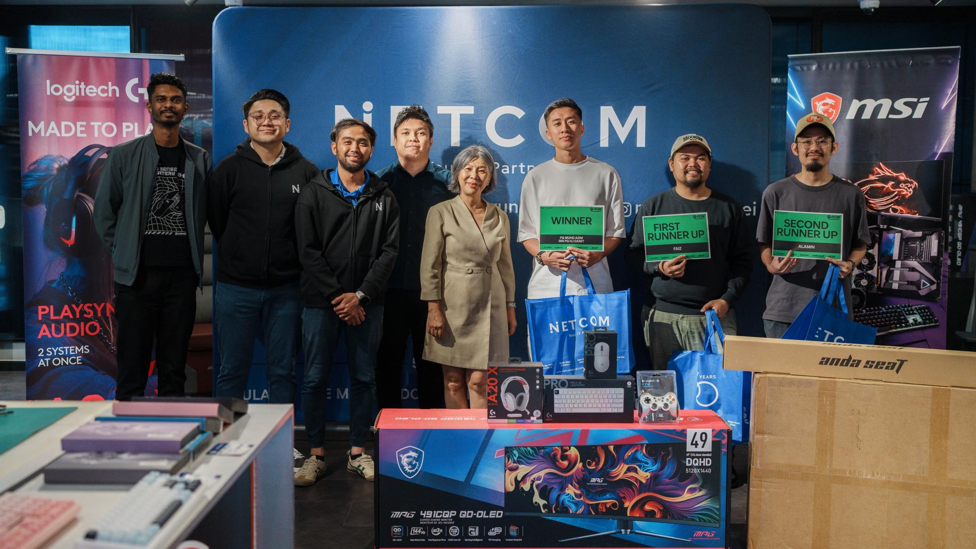 Netcom Computer House总经理林嫦娥（中者）与电竞玩家合摄于赛事上。