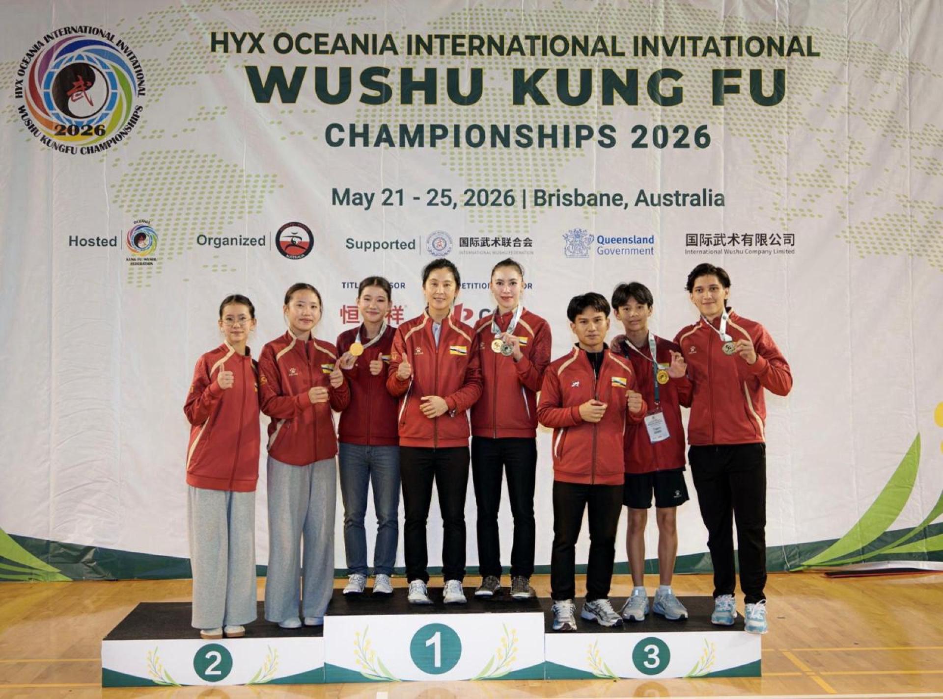 李輝教練、趙春捿教練与獲獎牌運動員合影