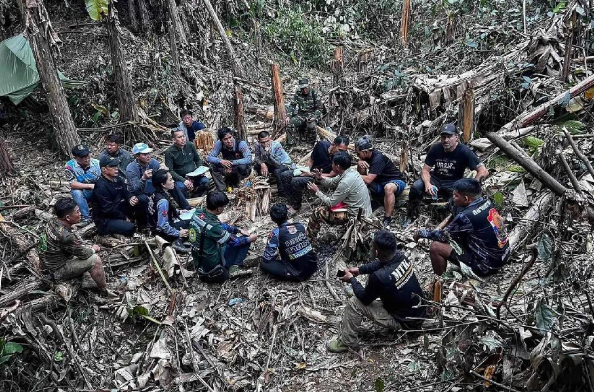 老挝志愿救援协会指出，目前约有100名来自老挝和泰国的救援人员已前往老挝龙政县的洞穴现场。