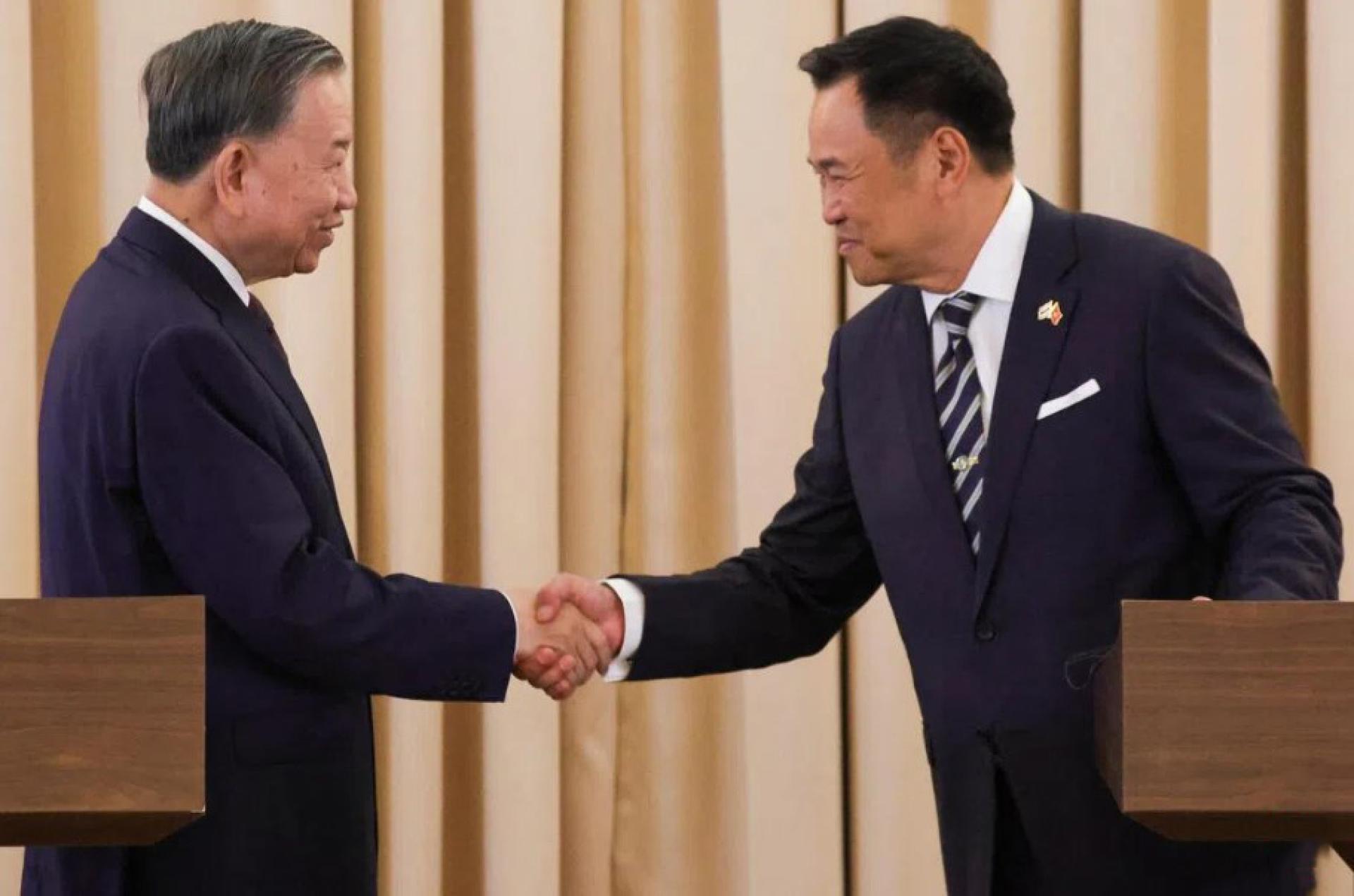 5月28日，越南国家主席苏林在对泰国进行正式访问期间，于曼谷首相府与泰国首相阿努廷举行联合新闻发布会后握手。