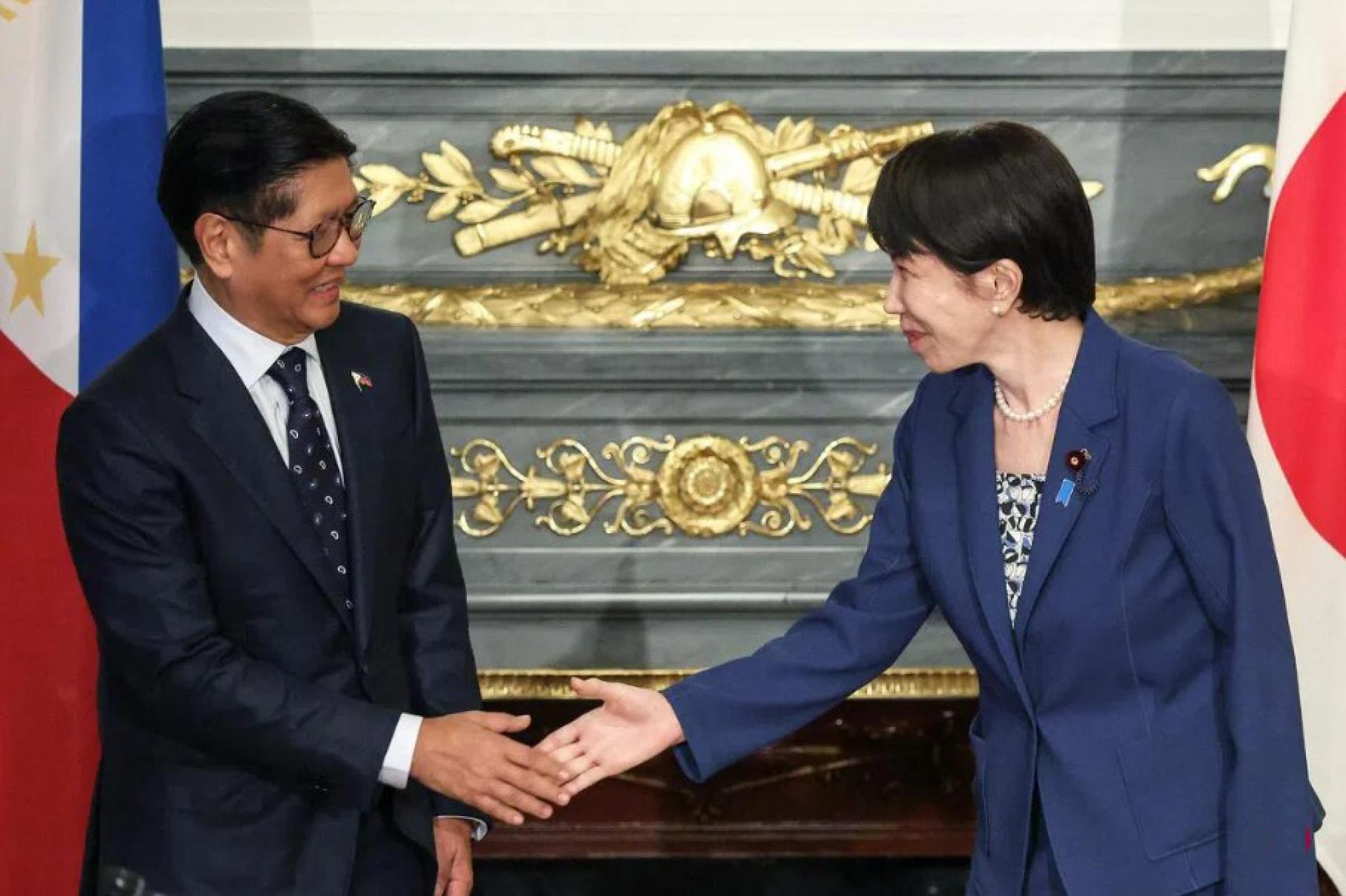 日本首相高市早苗（右）星期四（5月28日）在东京元赤坂的迎宾馆接待到访的菲律宾总统小马可斯，并举行双边会谈。两人在会谈前握手寒暄。