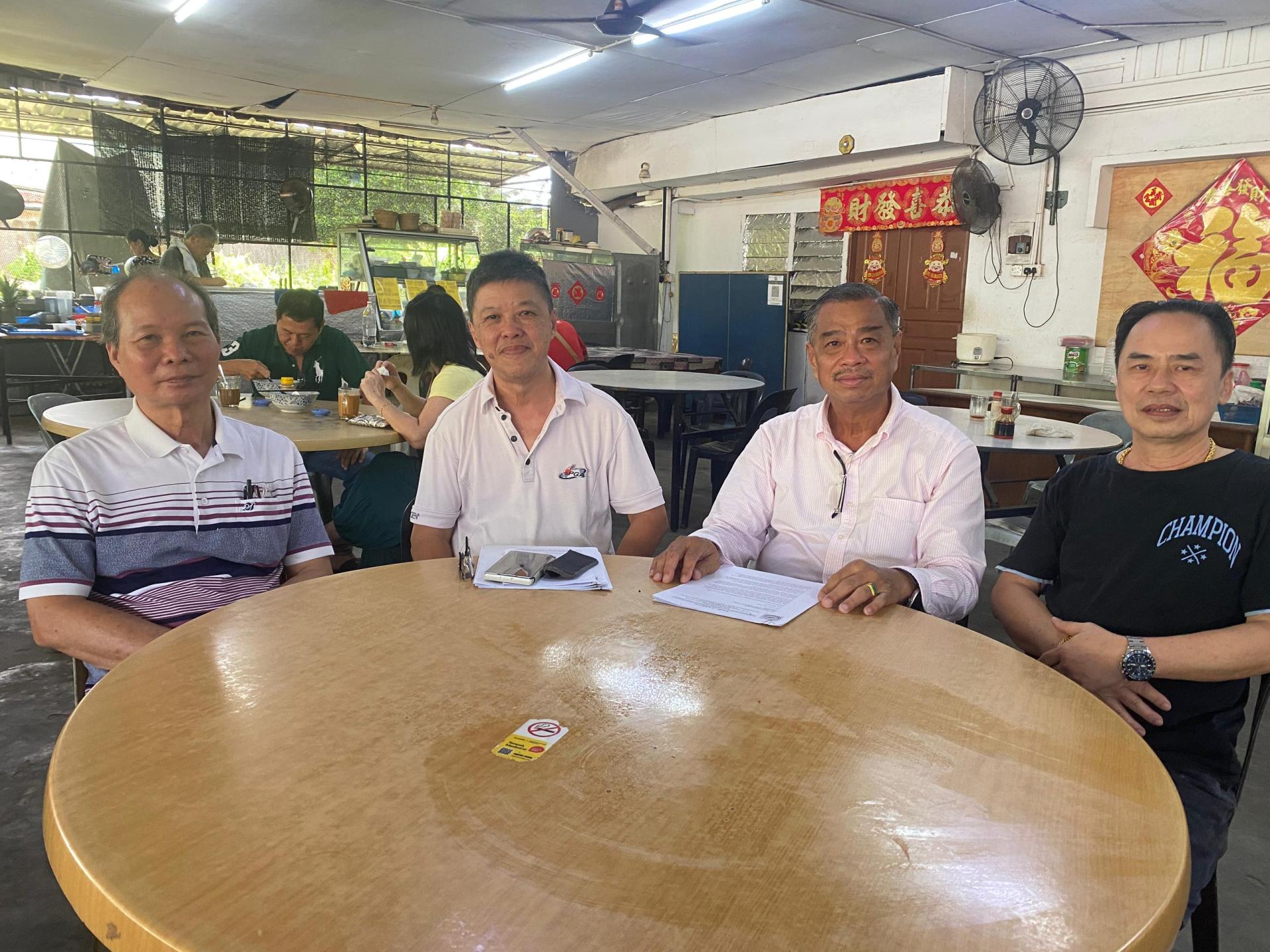 砂拉越广东乡团联合会会长拿督斯里甘保祥（右2）、副会长邵米华（右1）、秘书钟鸣健（左2）以及财政潘政善（左1）在新闻发布会合影。