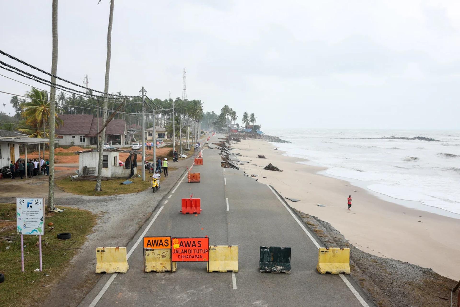 甘榜丹绒的道路表面严重破坏，目前已封路，直至另行通知为止。