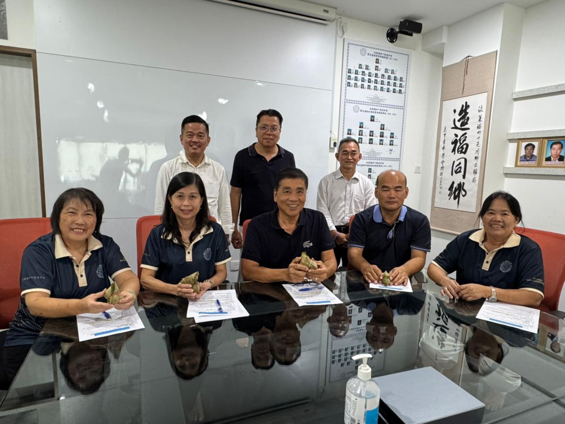 会长刘世泉博士与筹委会成员合影