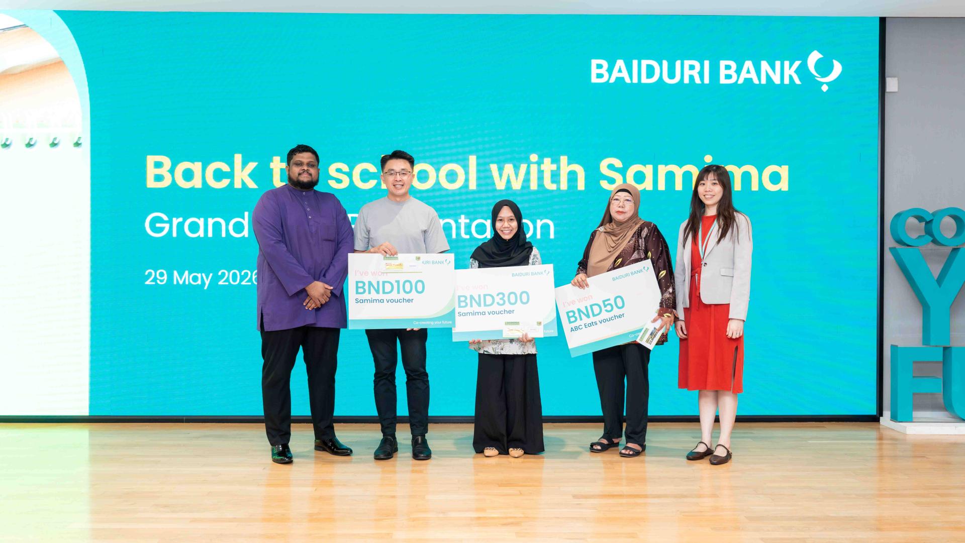 Samima Sdn Bhd市场经理Yusuf Jamal Tajudeen和佰都利银行信用卡业务部卡片开发与市场营销助理经理Katie Lim与获奖者合影