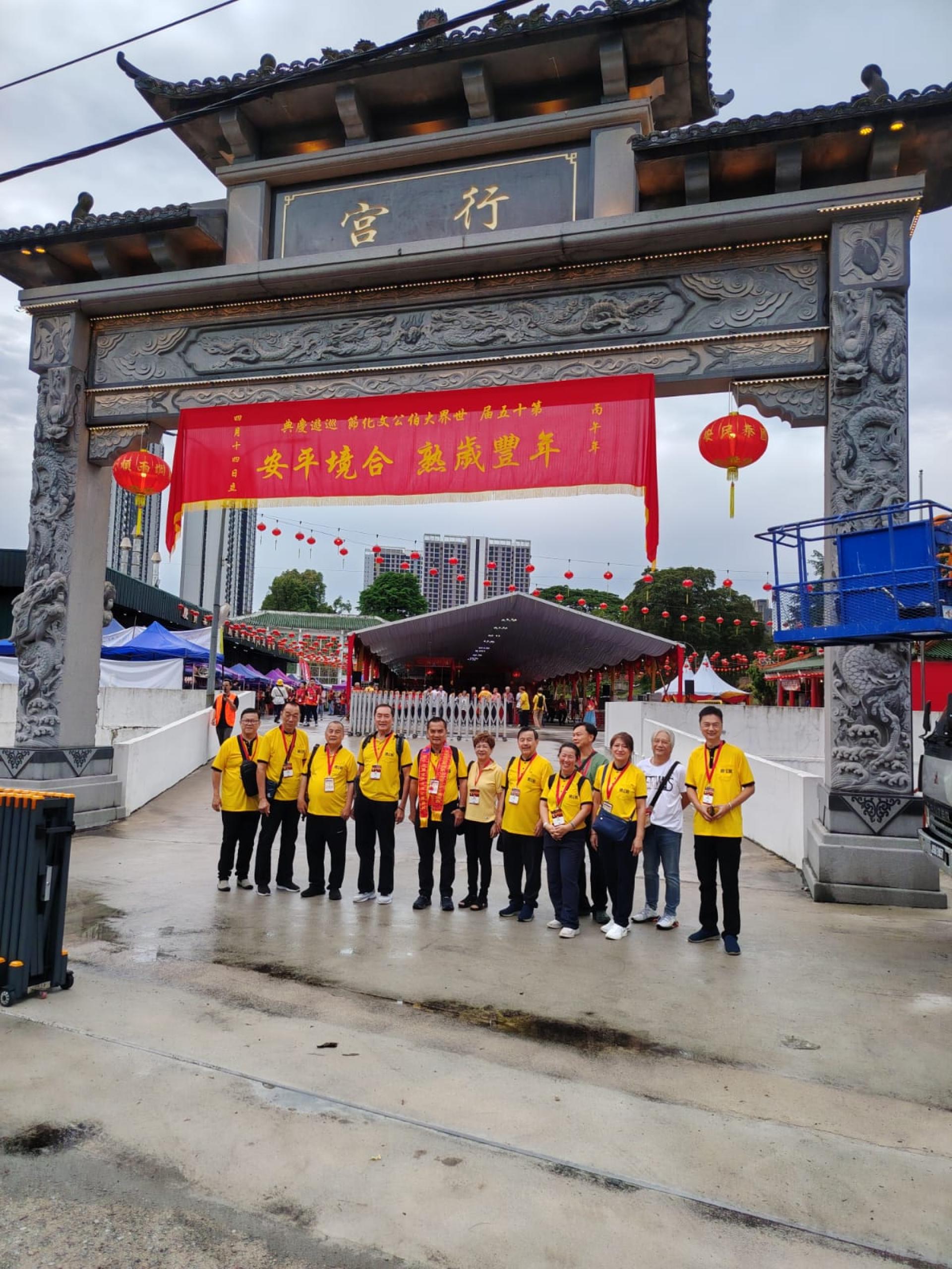 汶莱腾云殿代表团在柔佛新山大伯公门前合影