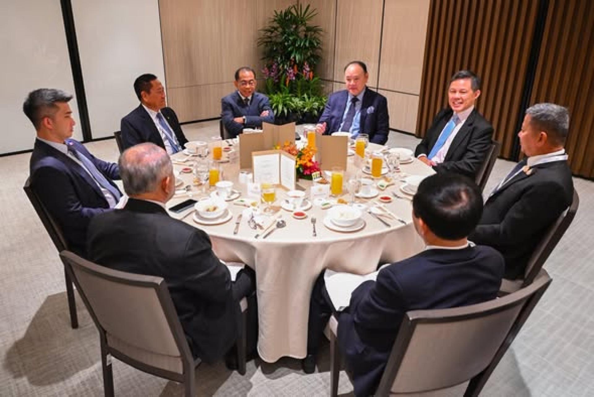 东盟防长和代表共进早餐。 （图：陈振声脸书）